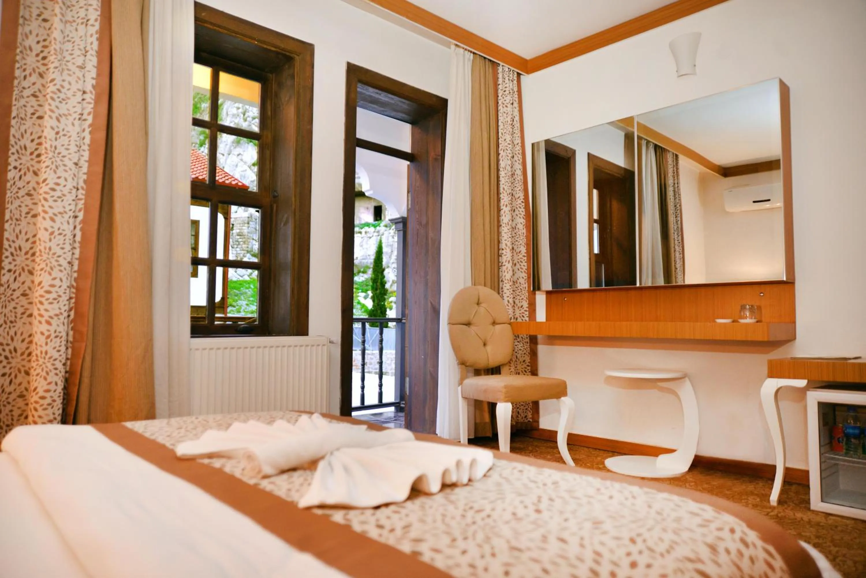 Photo of the whole room, Bed in Uluhan Hotel