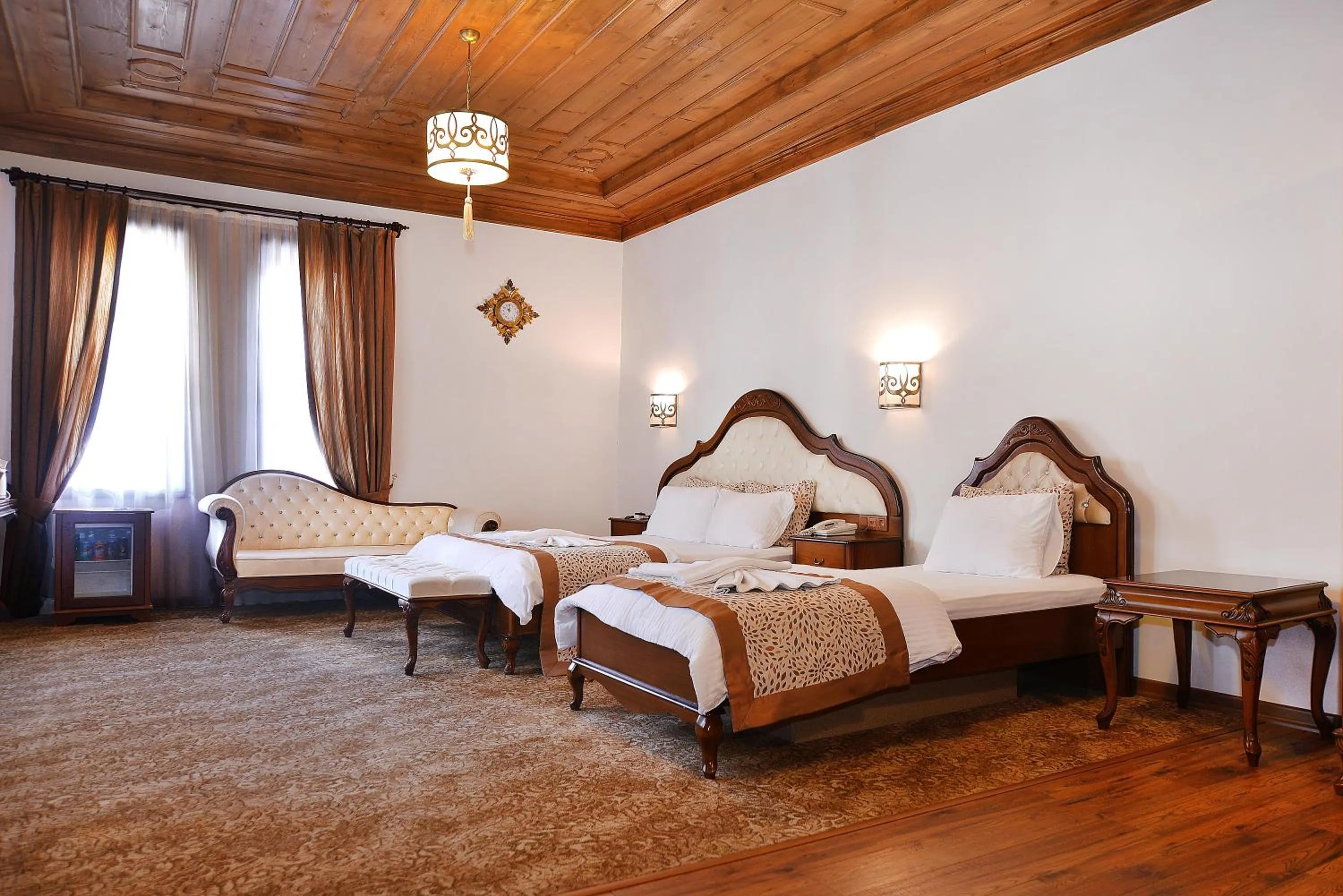 Photo of the whole room, Bed in Uluhan Hotel