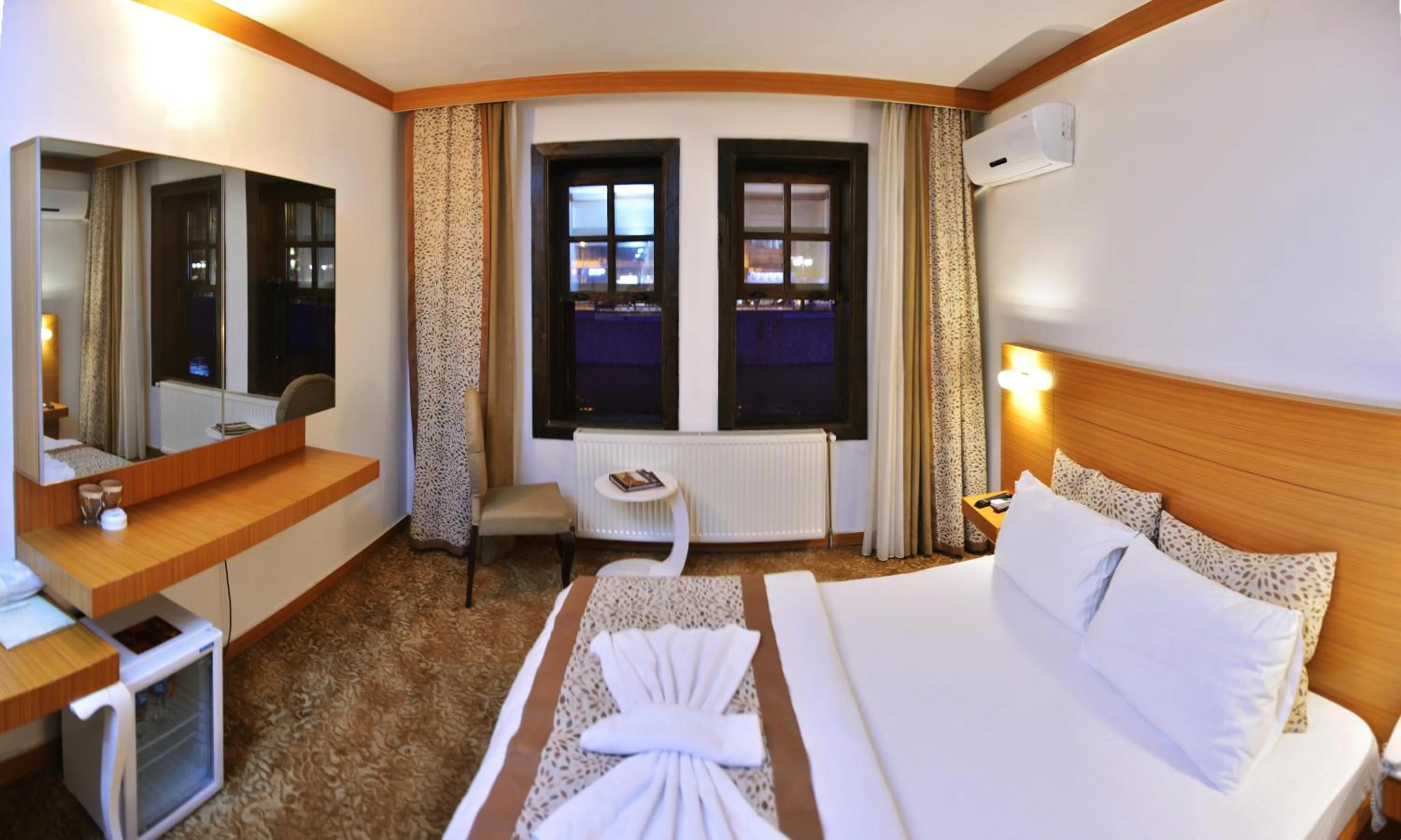 Photo of the whole room, Bed in Uluhan Hotel