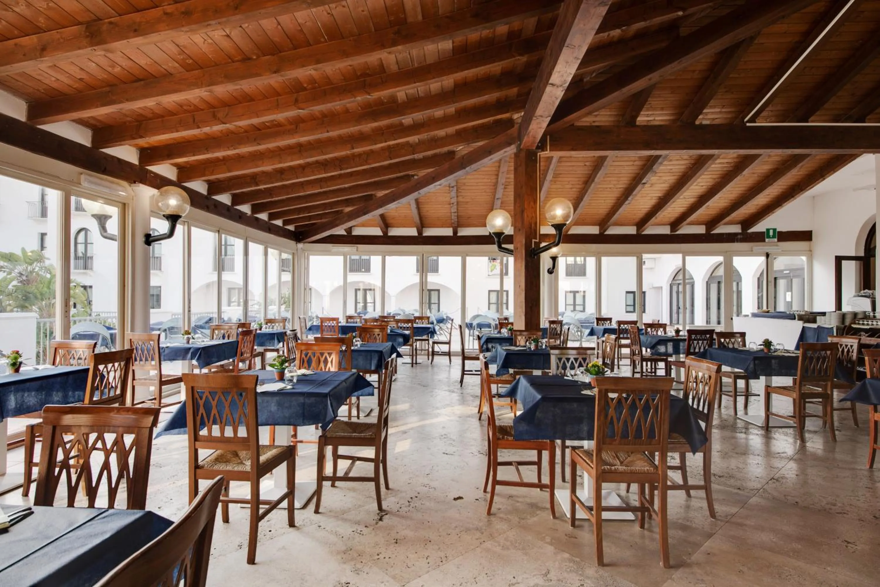 Restaurant/places to eat in Phi Hotel Sighientu