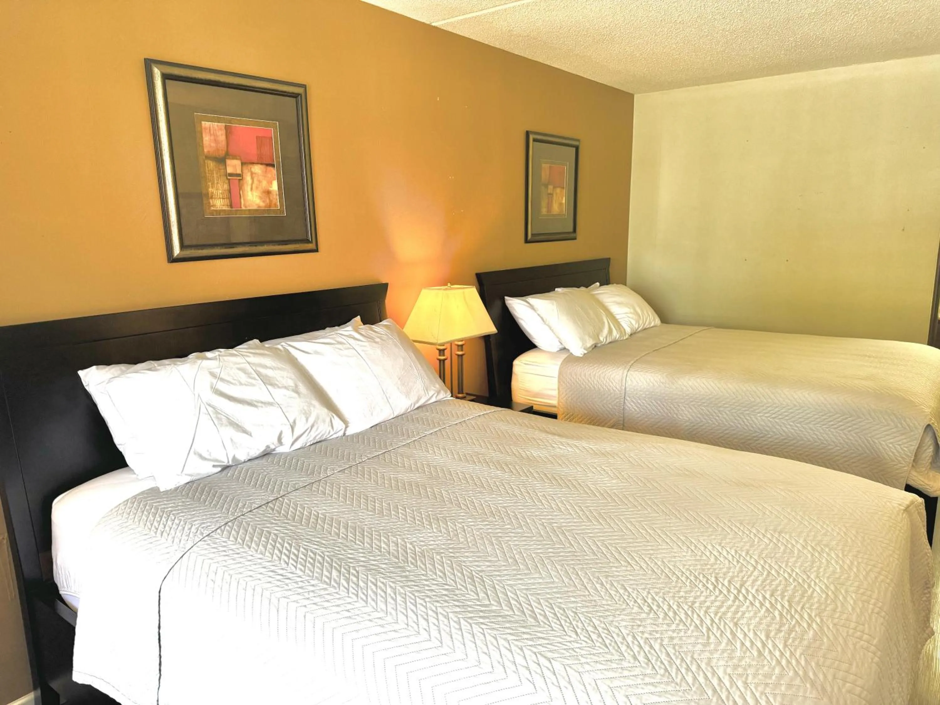 Bed in Eureka Springs Heritage Motel