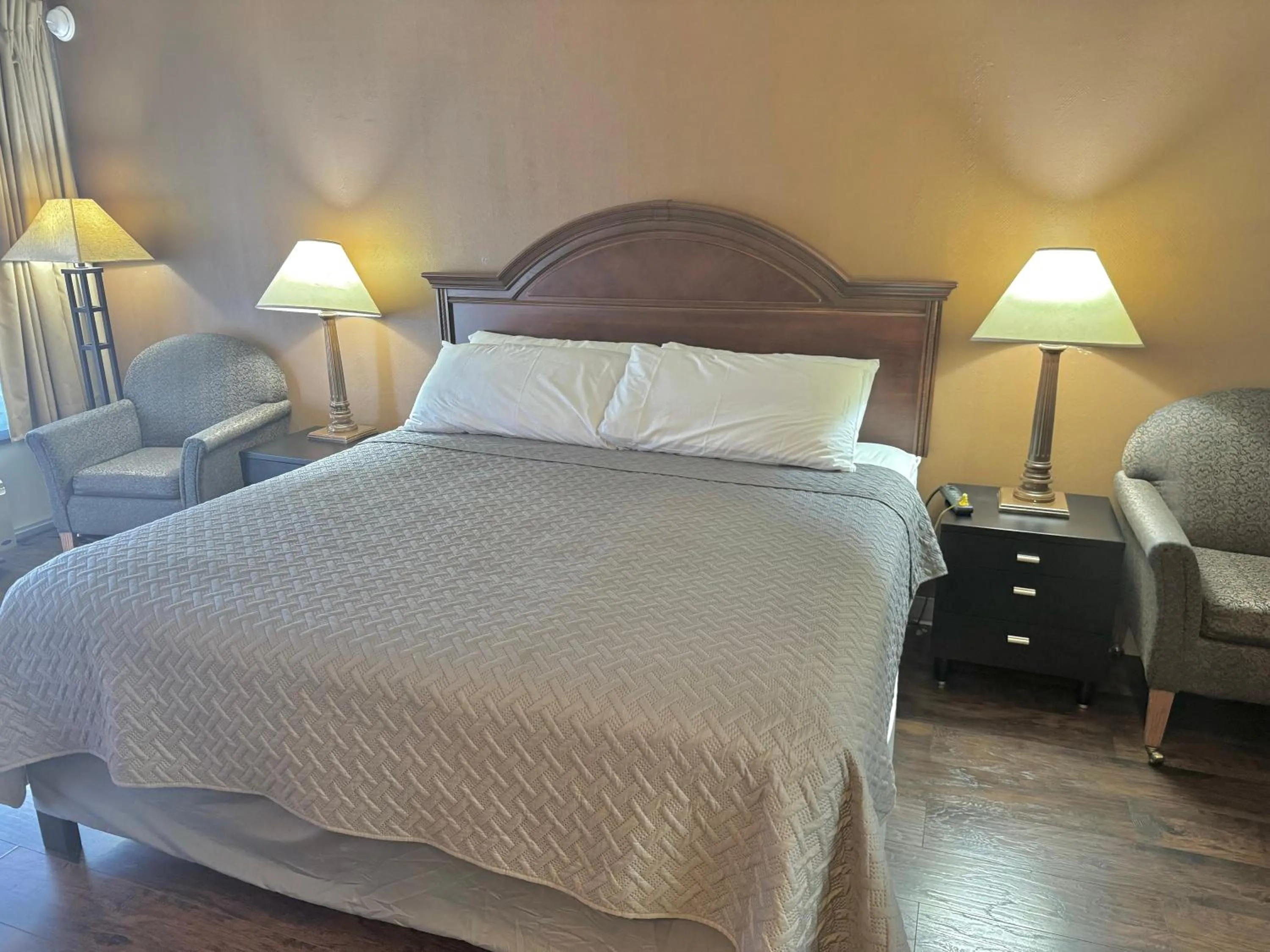 Bed in Eureka Springs Heritage Motel