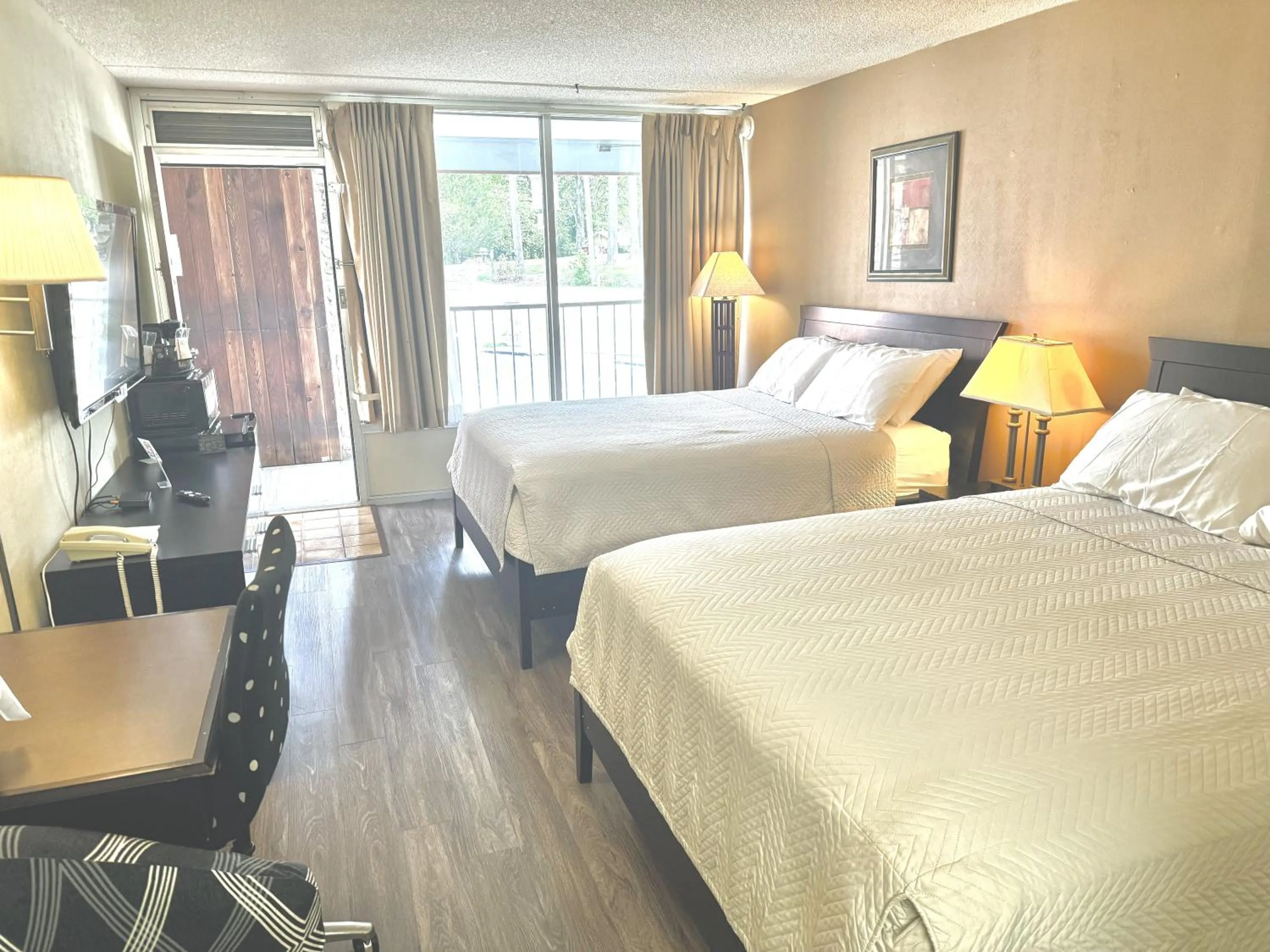 Bed in Eureka Springs Heritage Motel