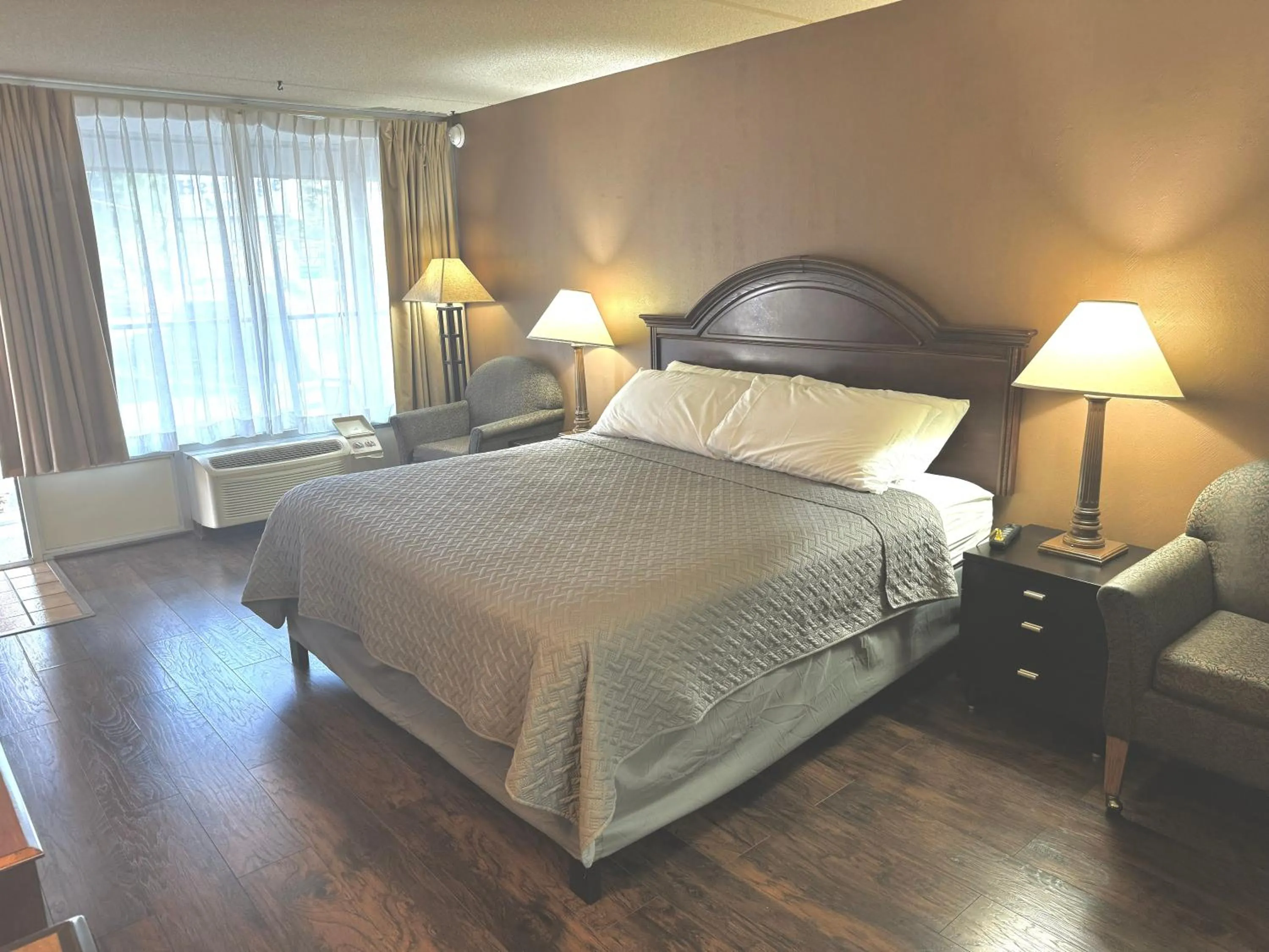 Bed in Eureka Springs Heritage Motel