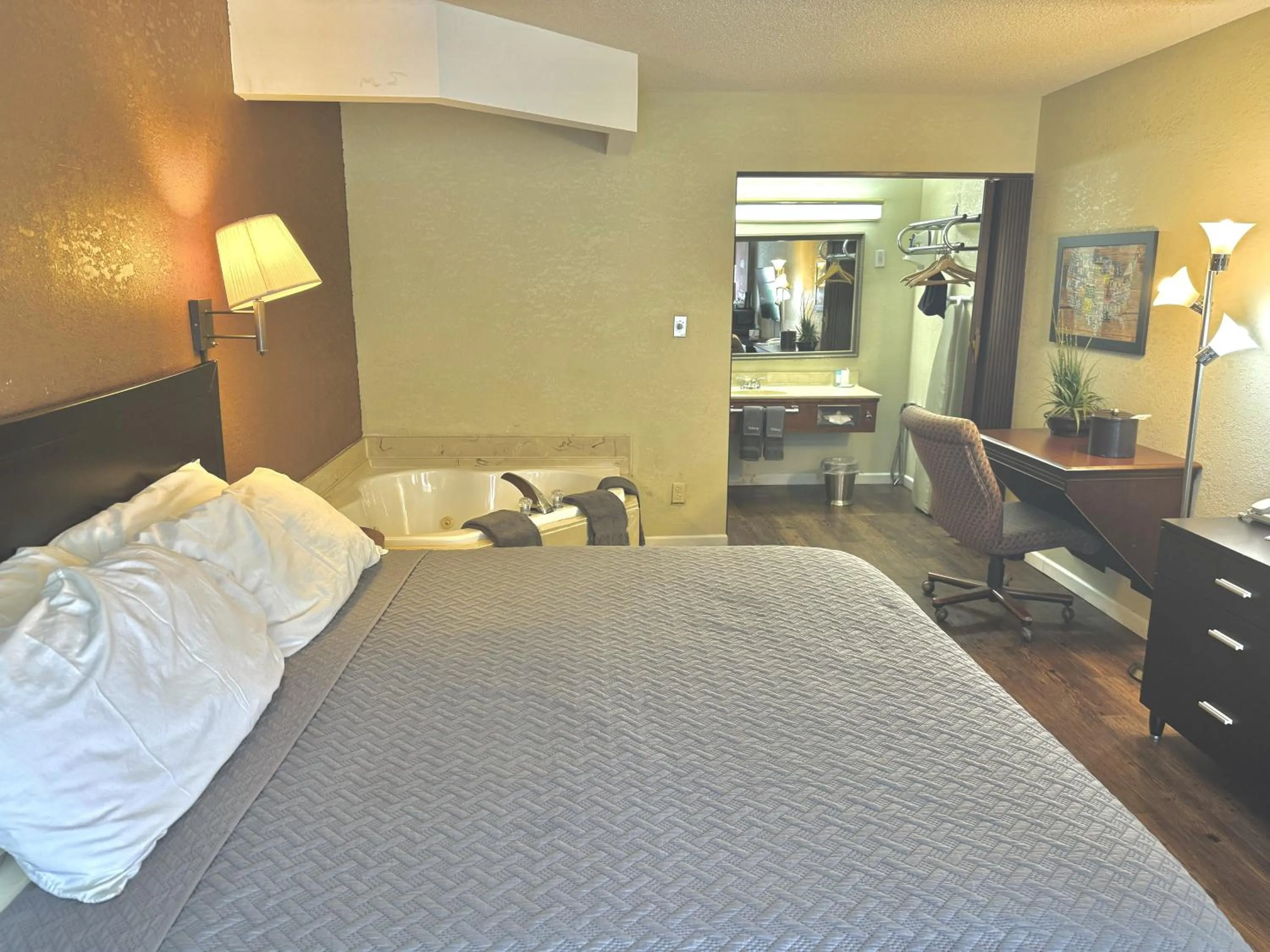 Bed in Eureka Springs Heritage Motel