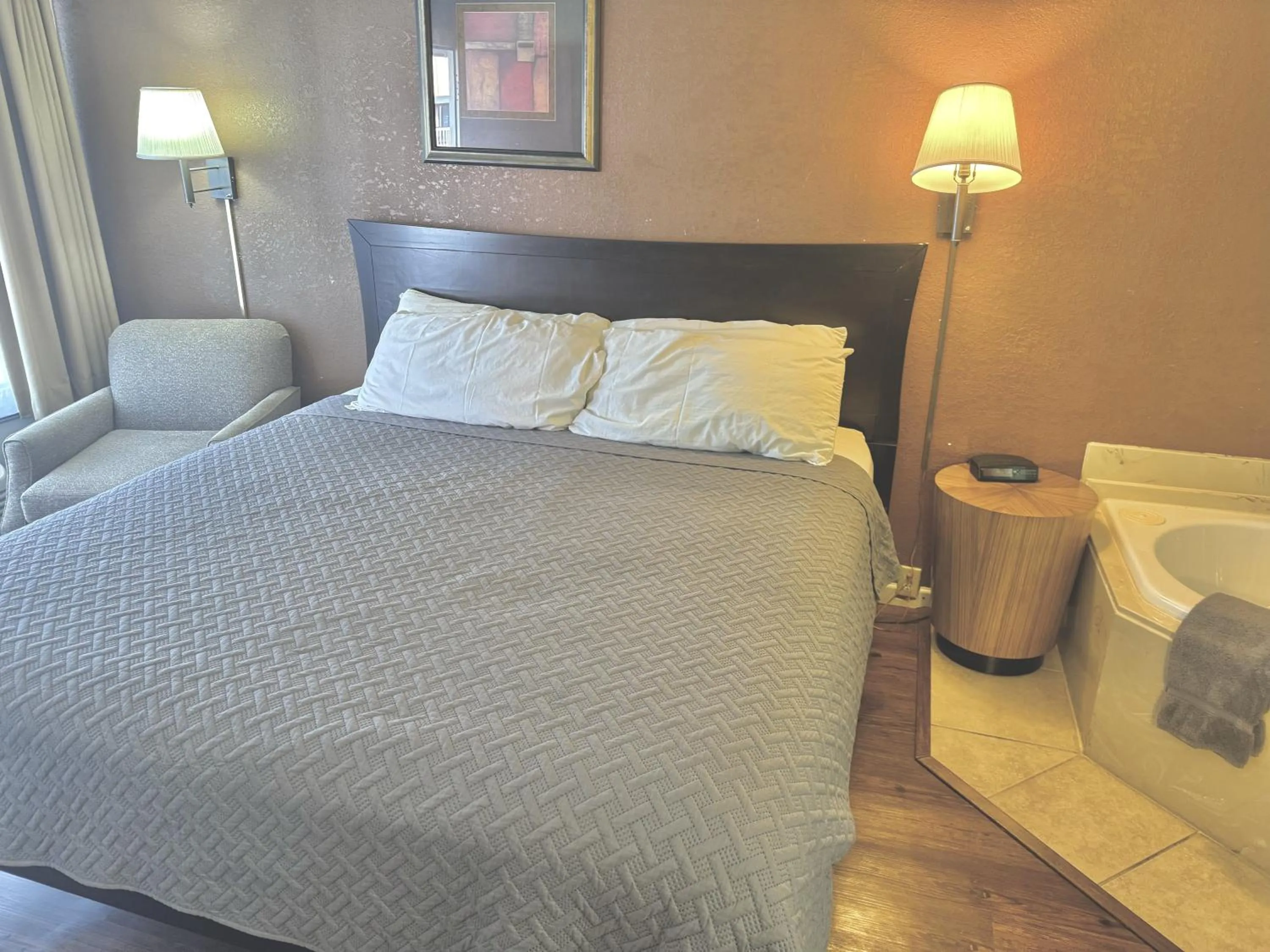 Bed in Eureka Springs Heritage Motel