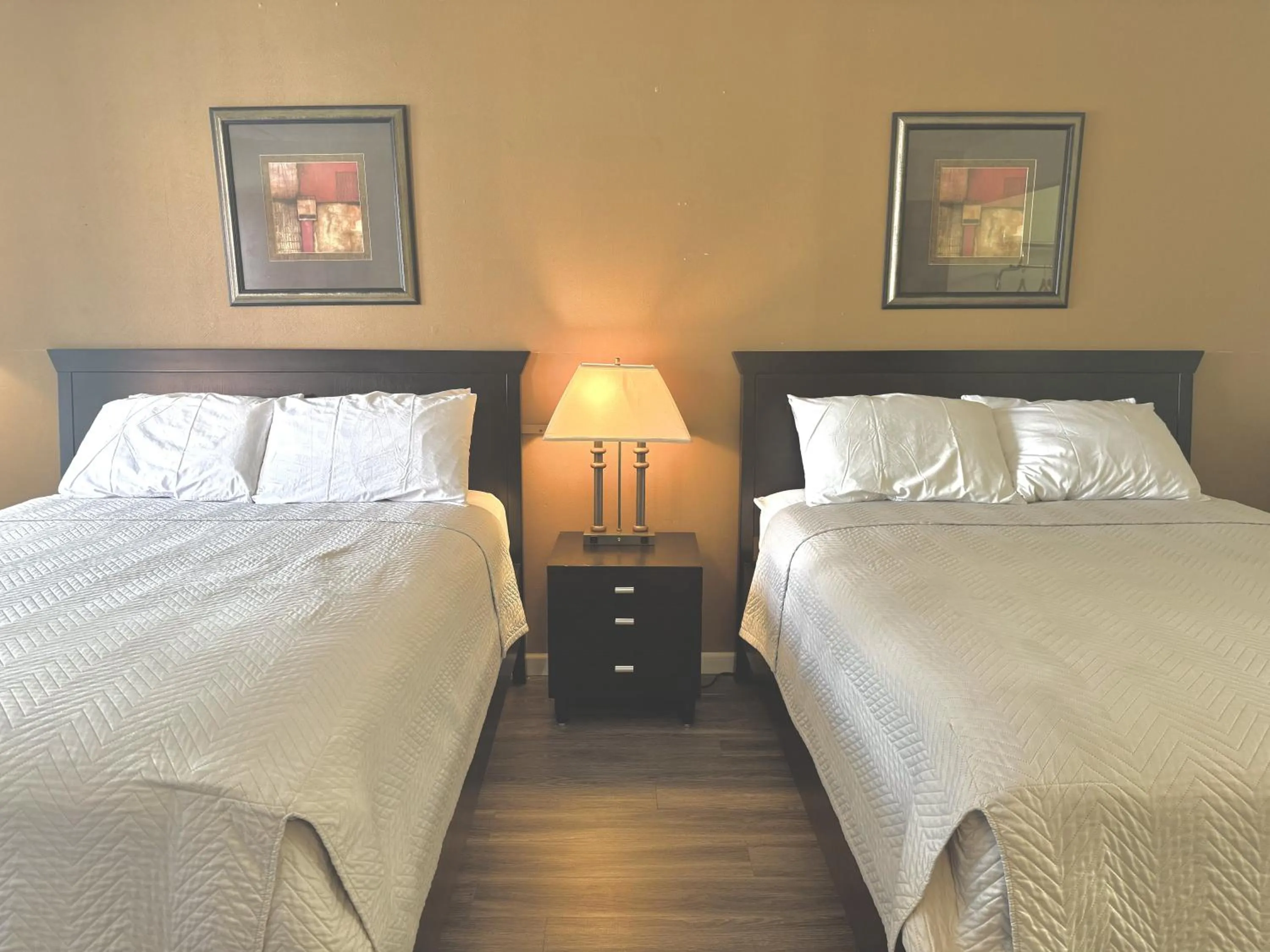 Bed in Eureka Springs Heritage Motel