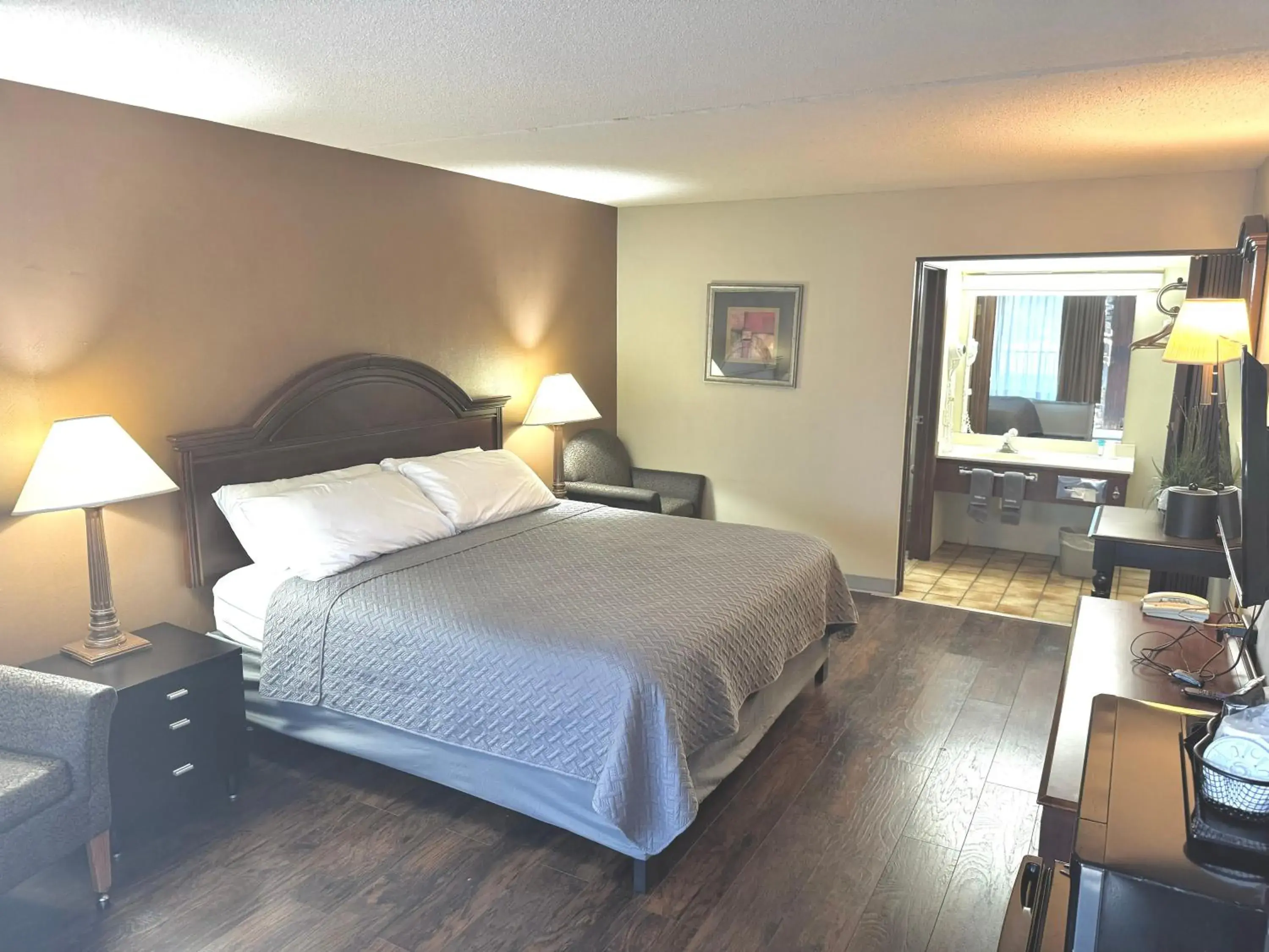 Standard King Room in Eureka Springs Heritage Motel Standard King Room in Eureka Springs Heritage Motel