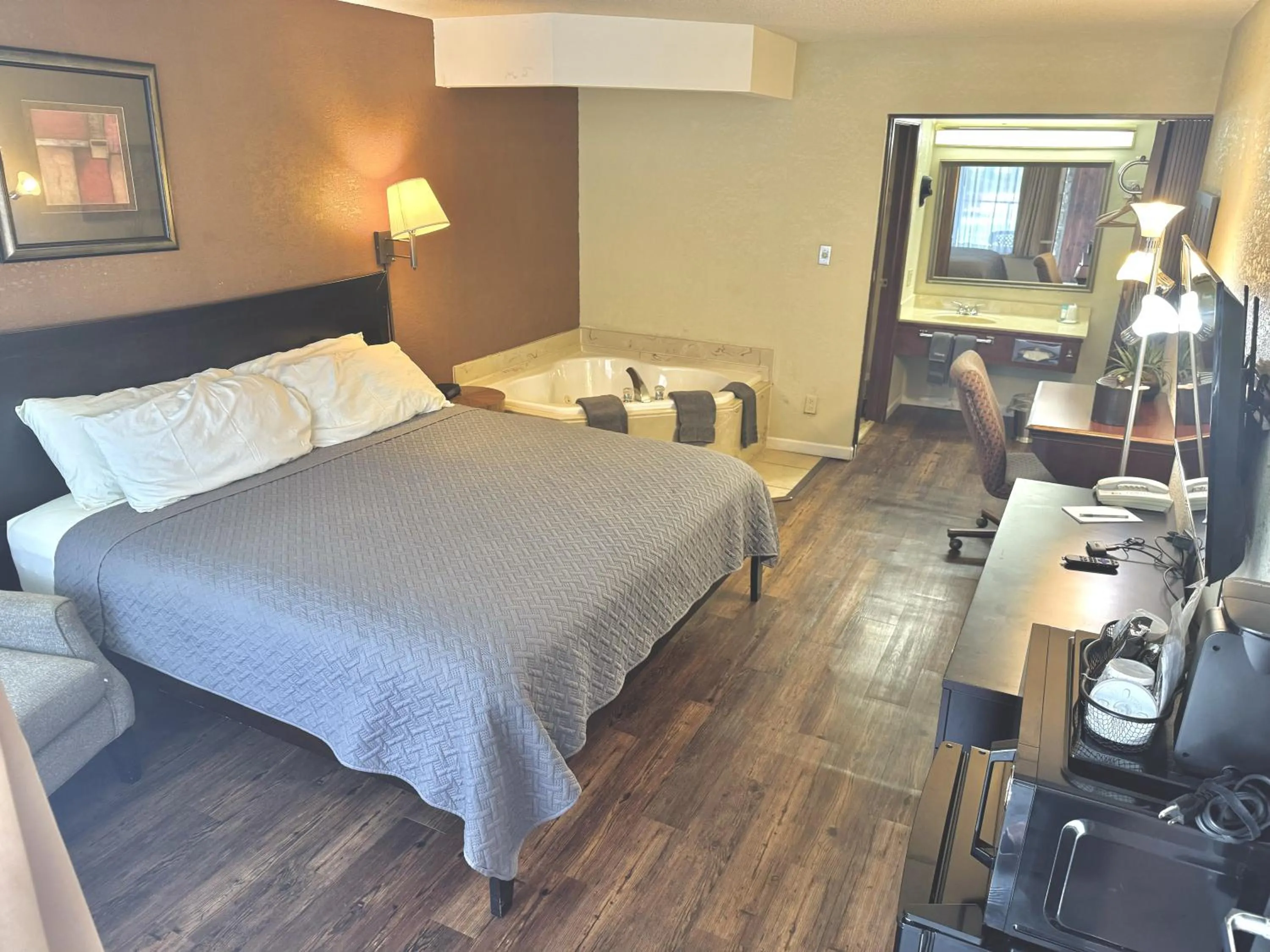 Bed in Eureka Springs Heritage Motel