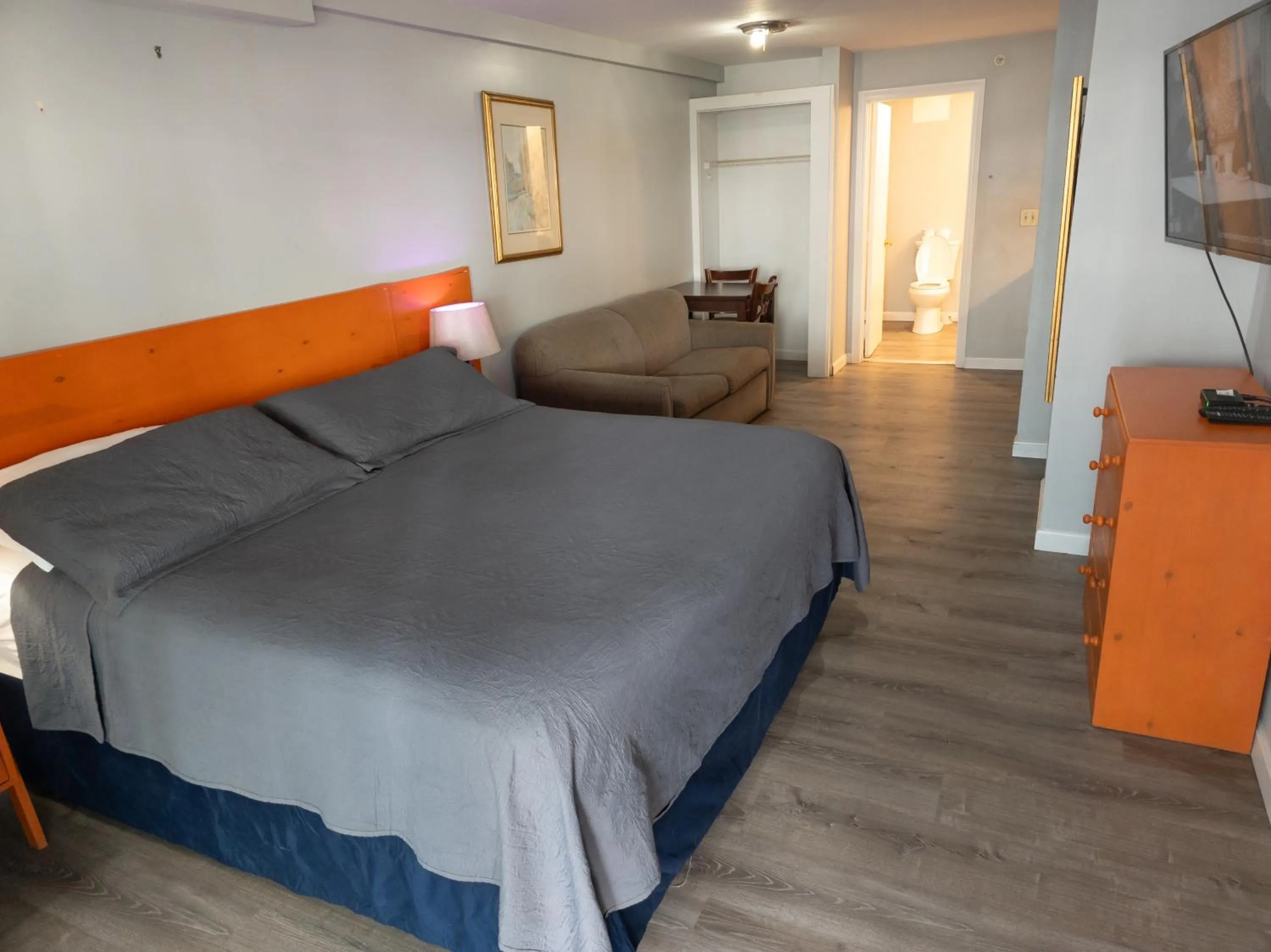 Communal lounge/ TV room, Bed in Ships Inn