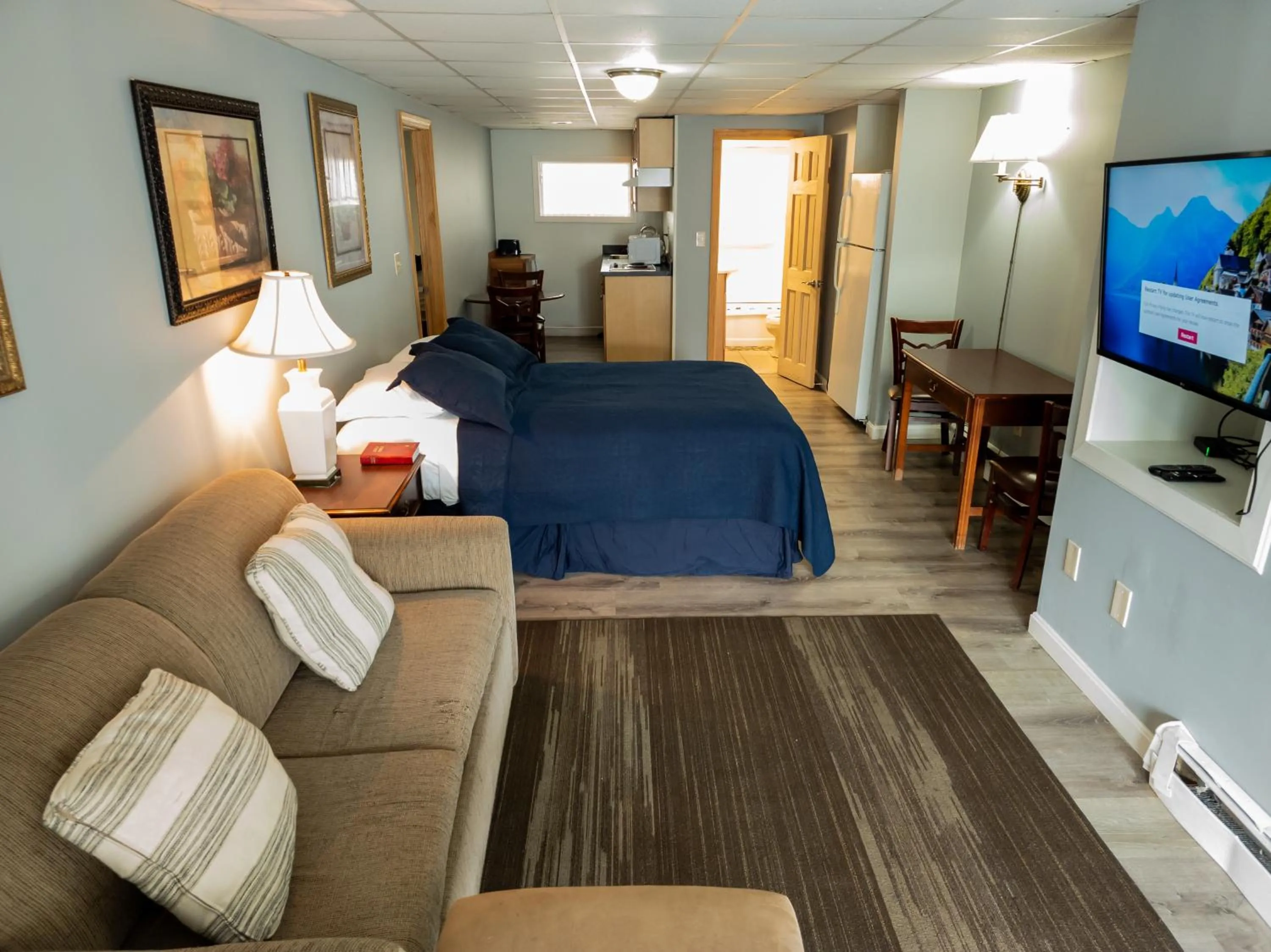 Communal lounge/ TV room, Bed in Ships Inn