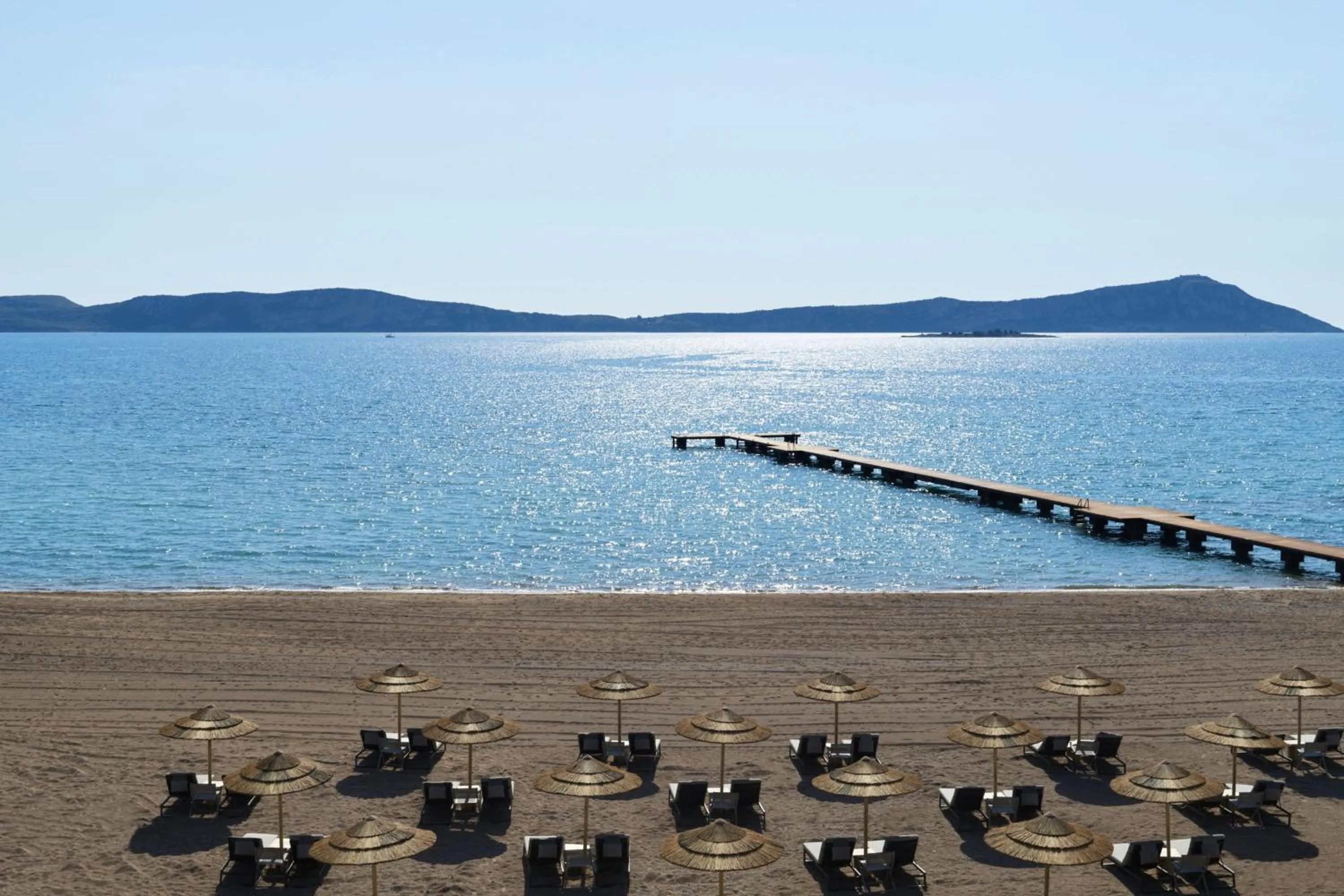 Photo of the whole room in W Costa Navarino