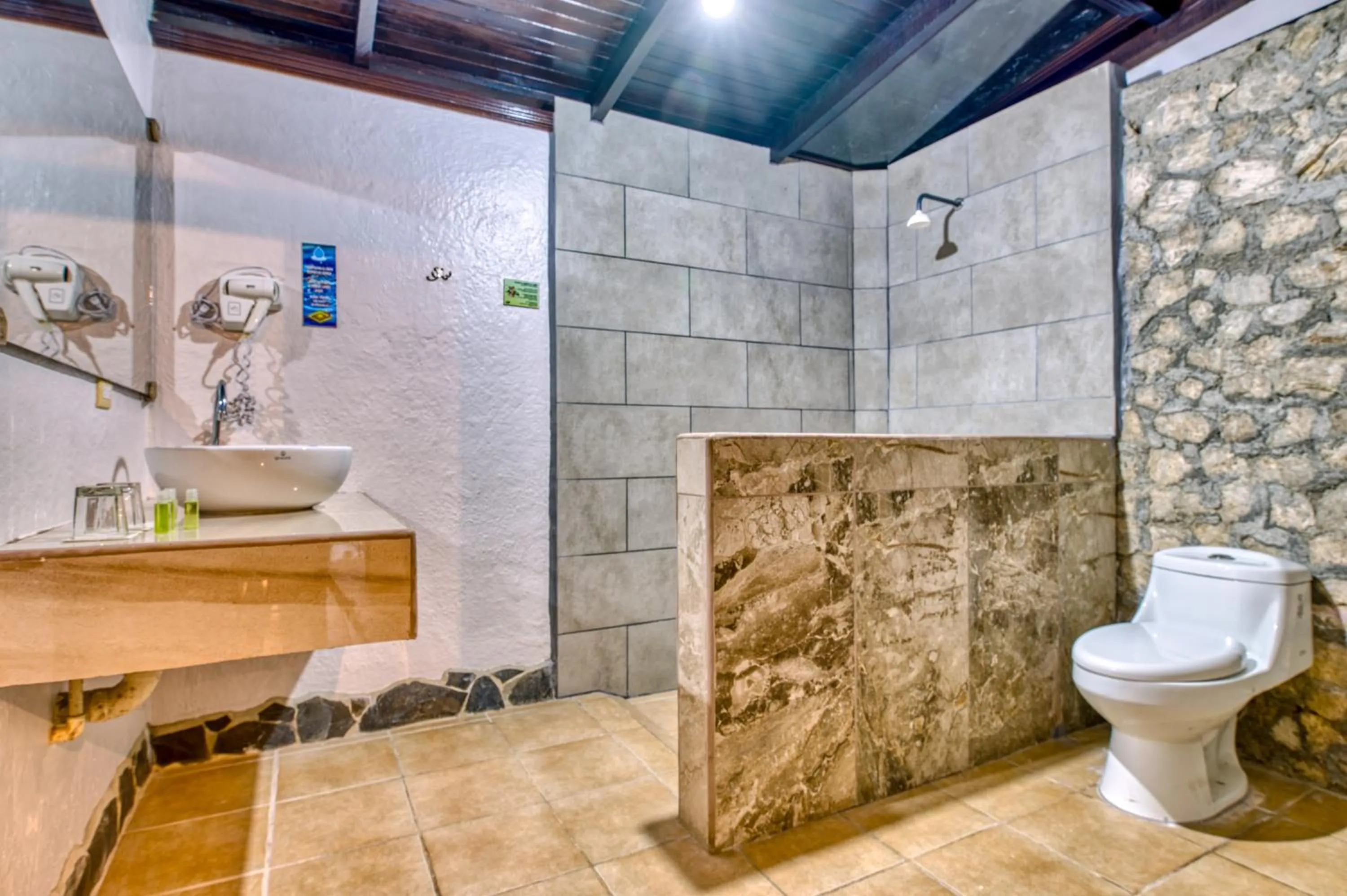 Shower in Atlantida Lodge Cahuita