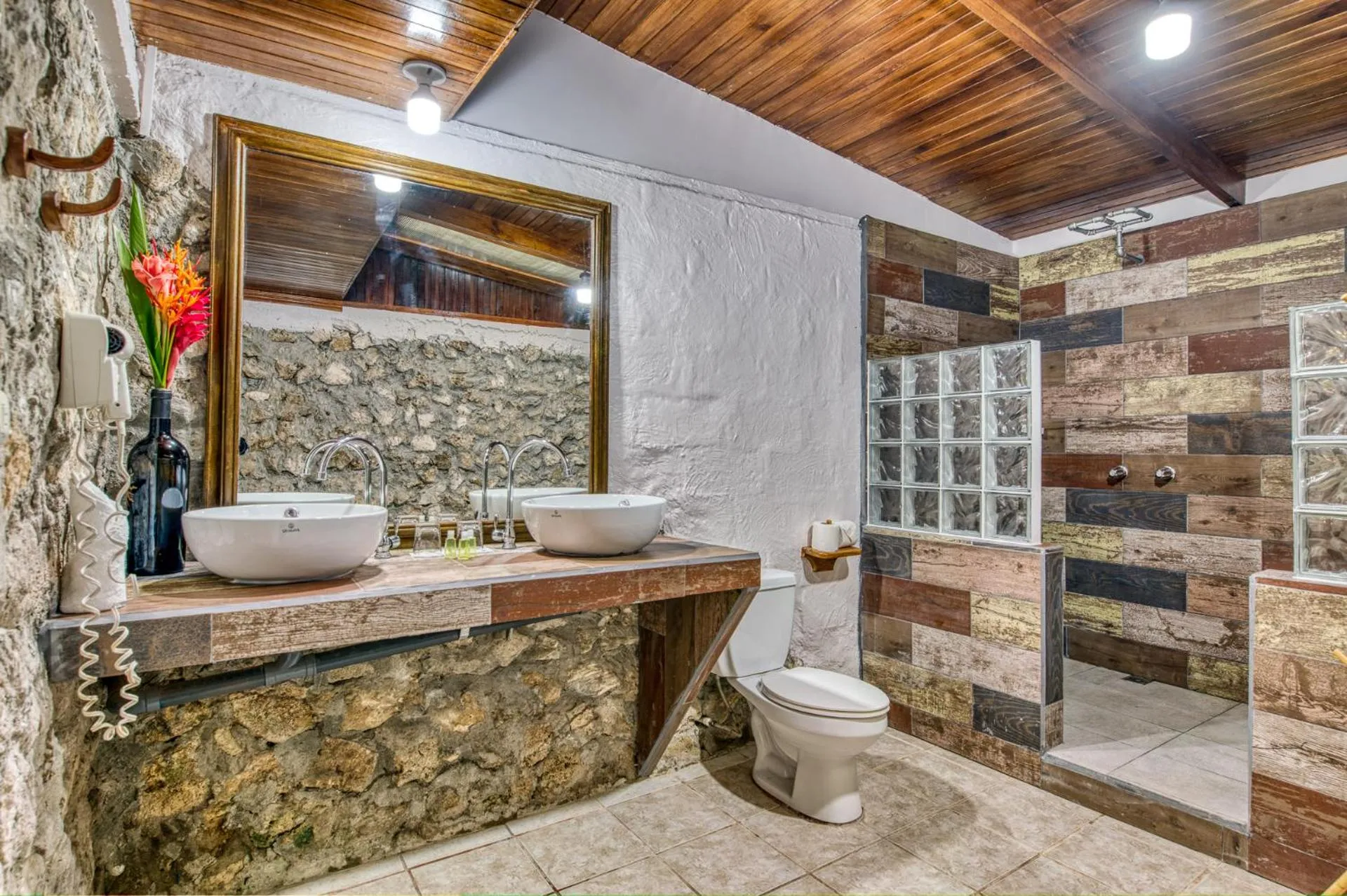 Shower in Atlantida Lodge Cahuita