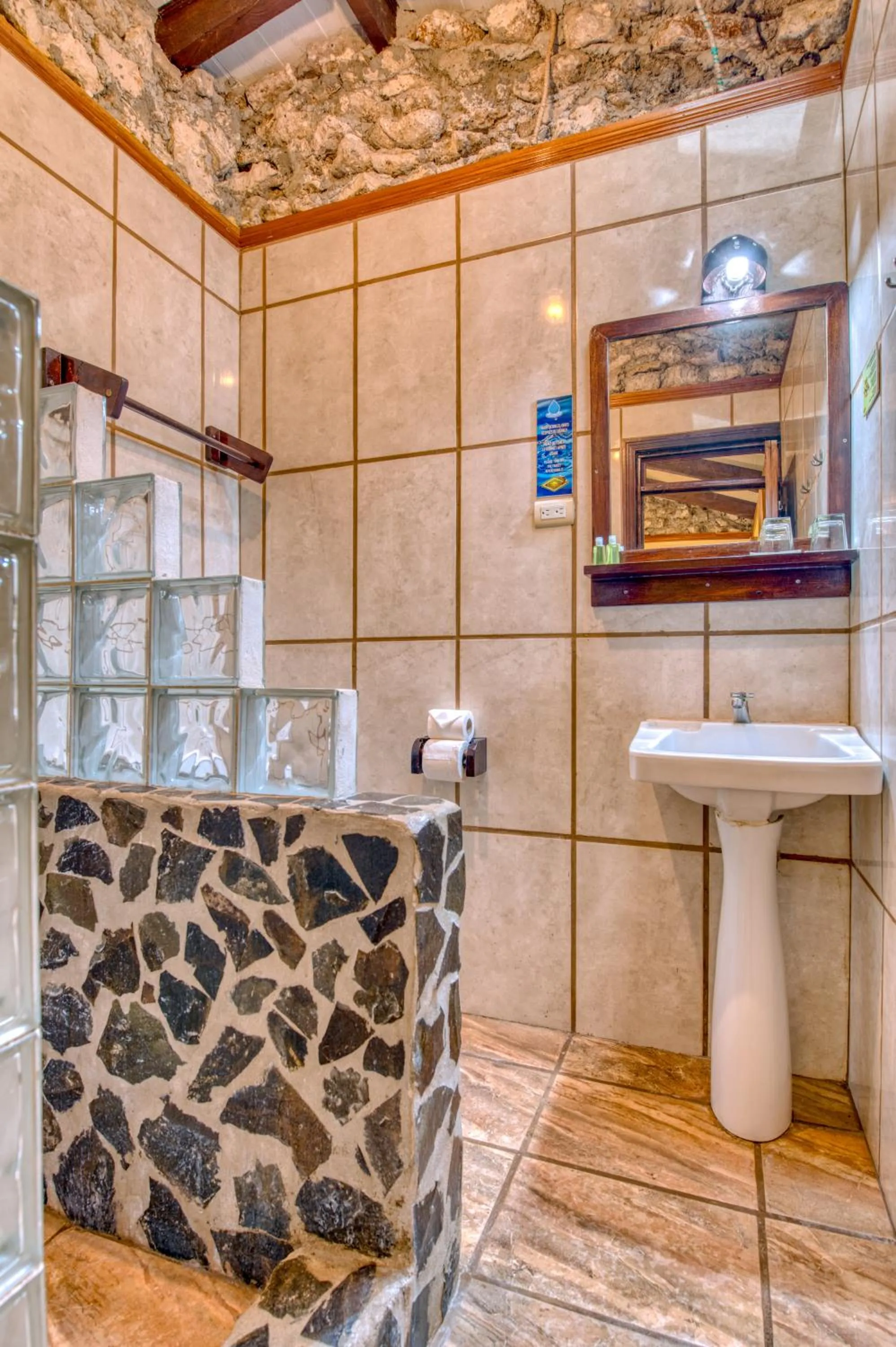 Bathroom in Atlantida Lodge Cahuita