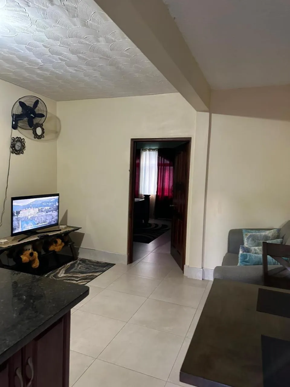 Living room in White House by White River