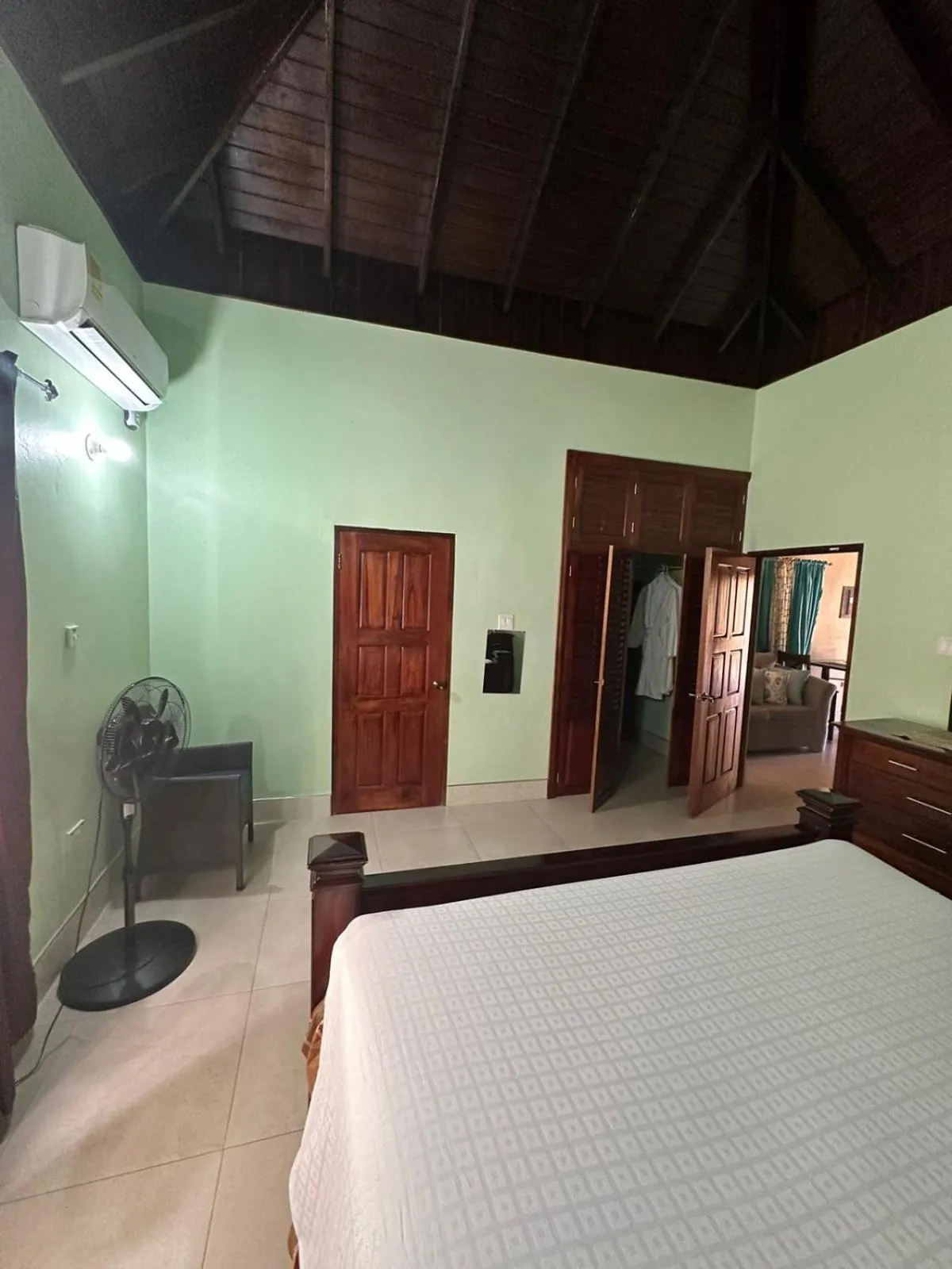 Bedroom, Bed in White House by White River