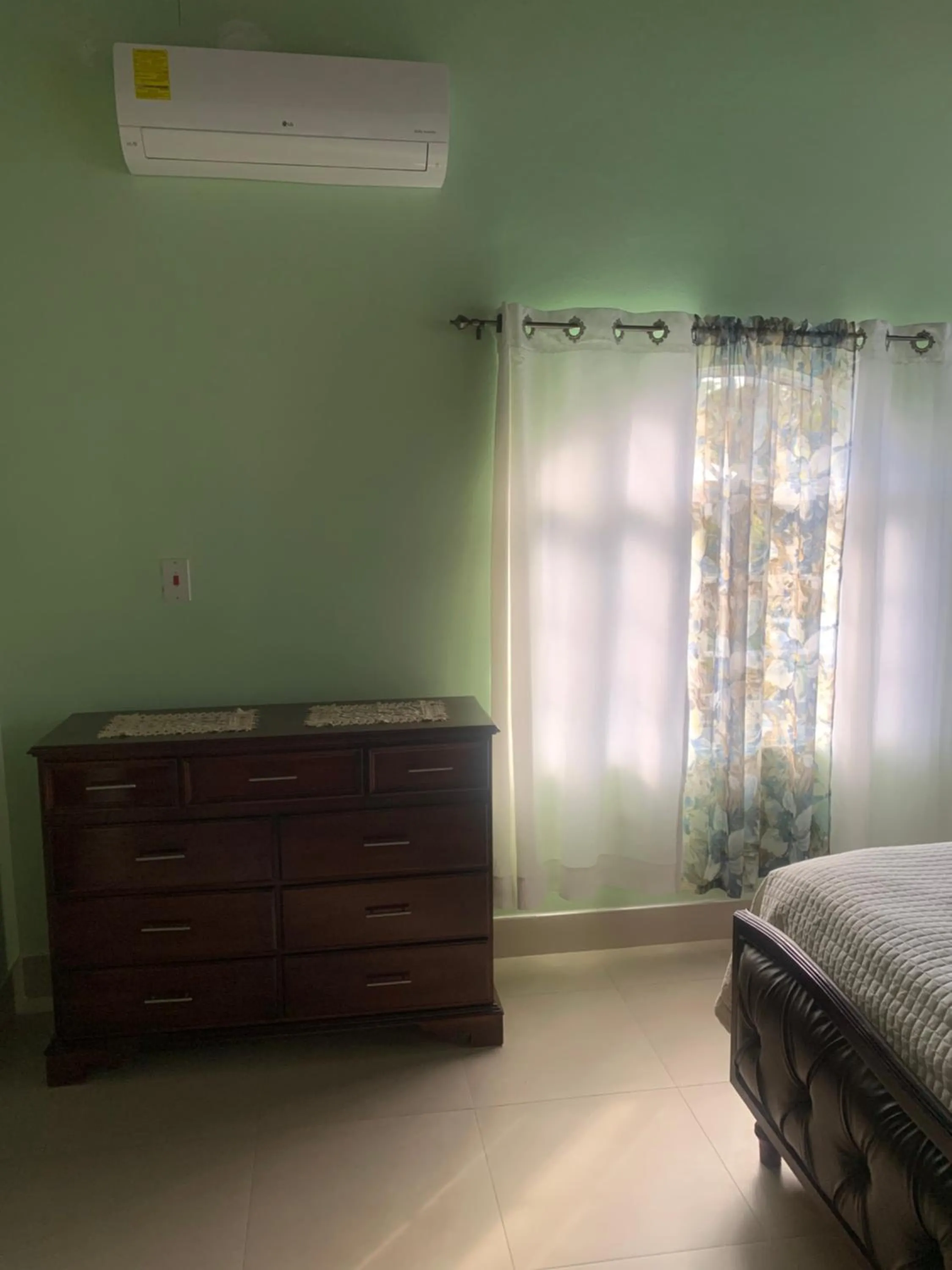 Bedroom, Bed in White House by White River