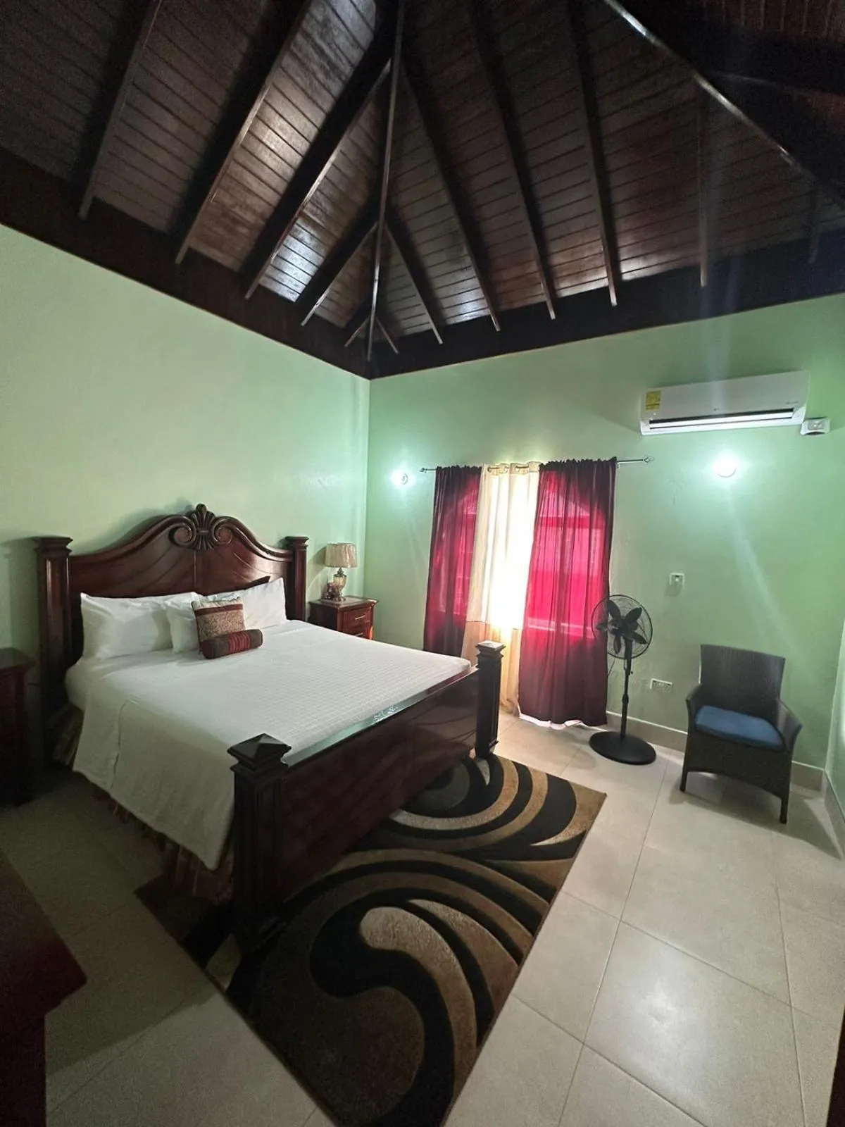 Bedroom, Bed in White House by White River