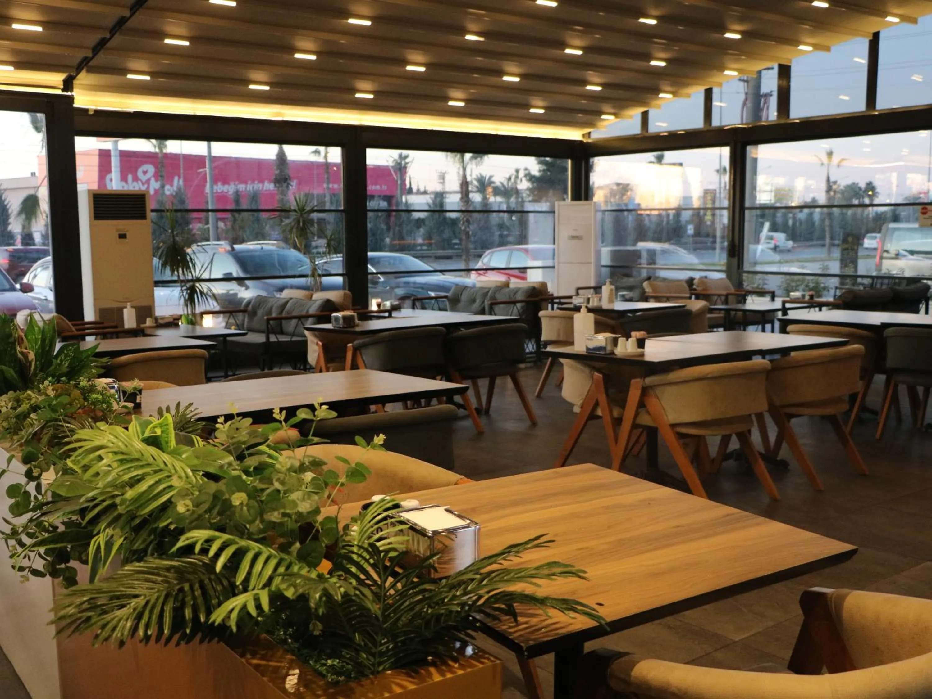 Restaurant/places to eat in Isnova Hotel Airport