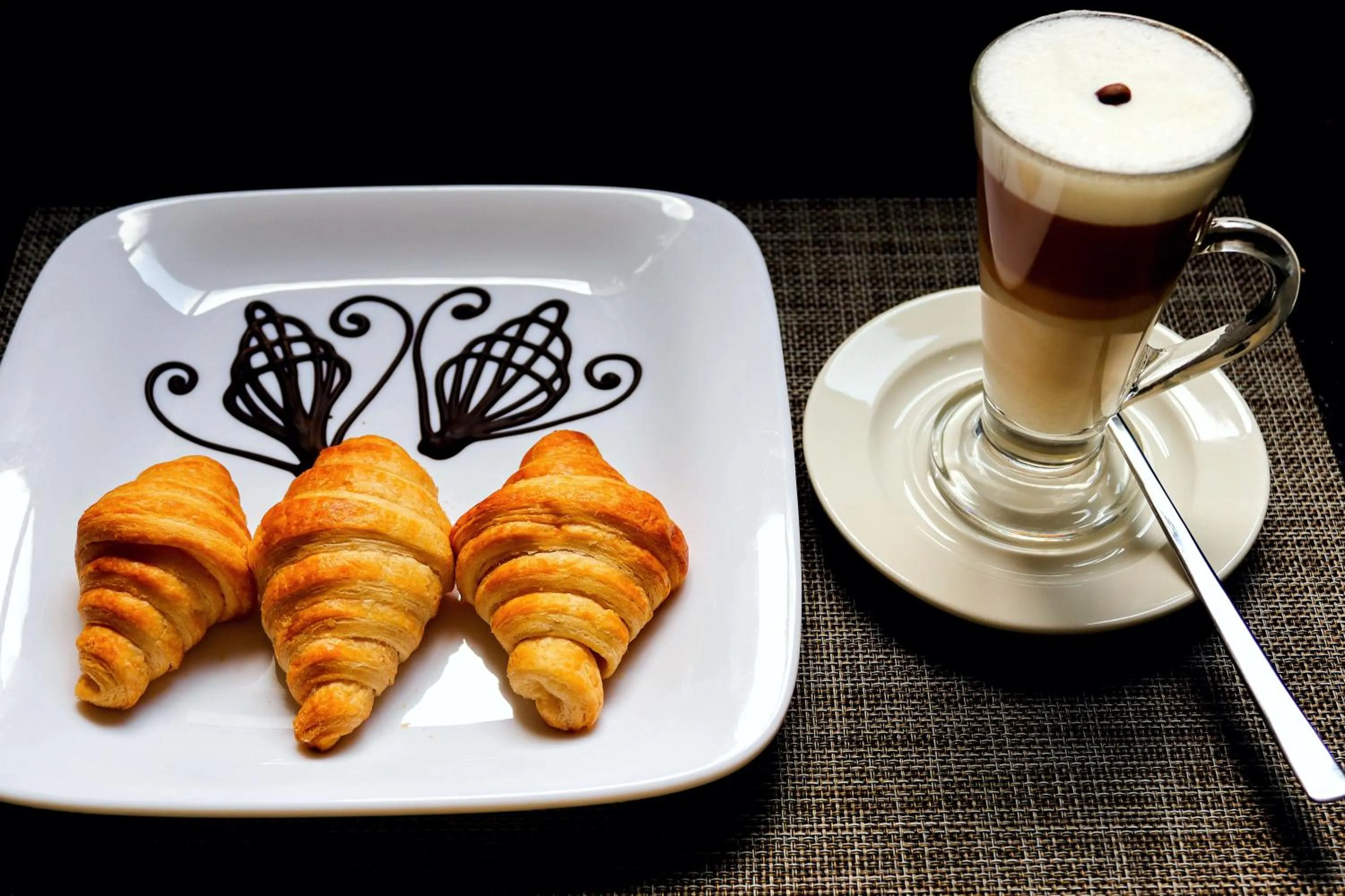 Food and drinks in Blooming Suites