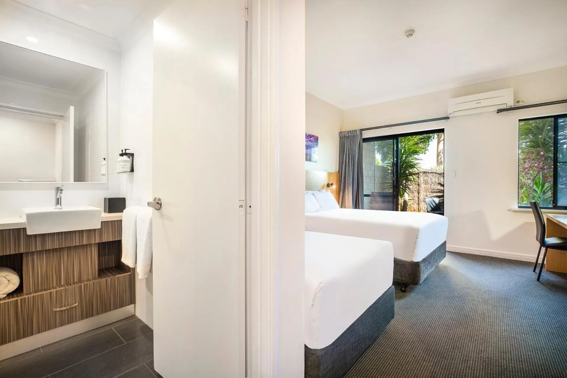 Bedroom, Bed in Country Comfort Perth