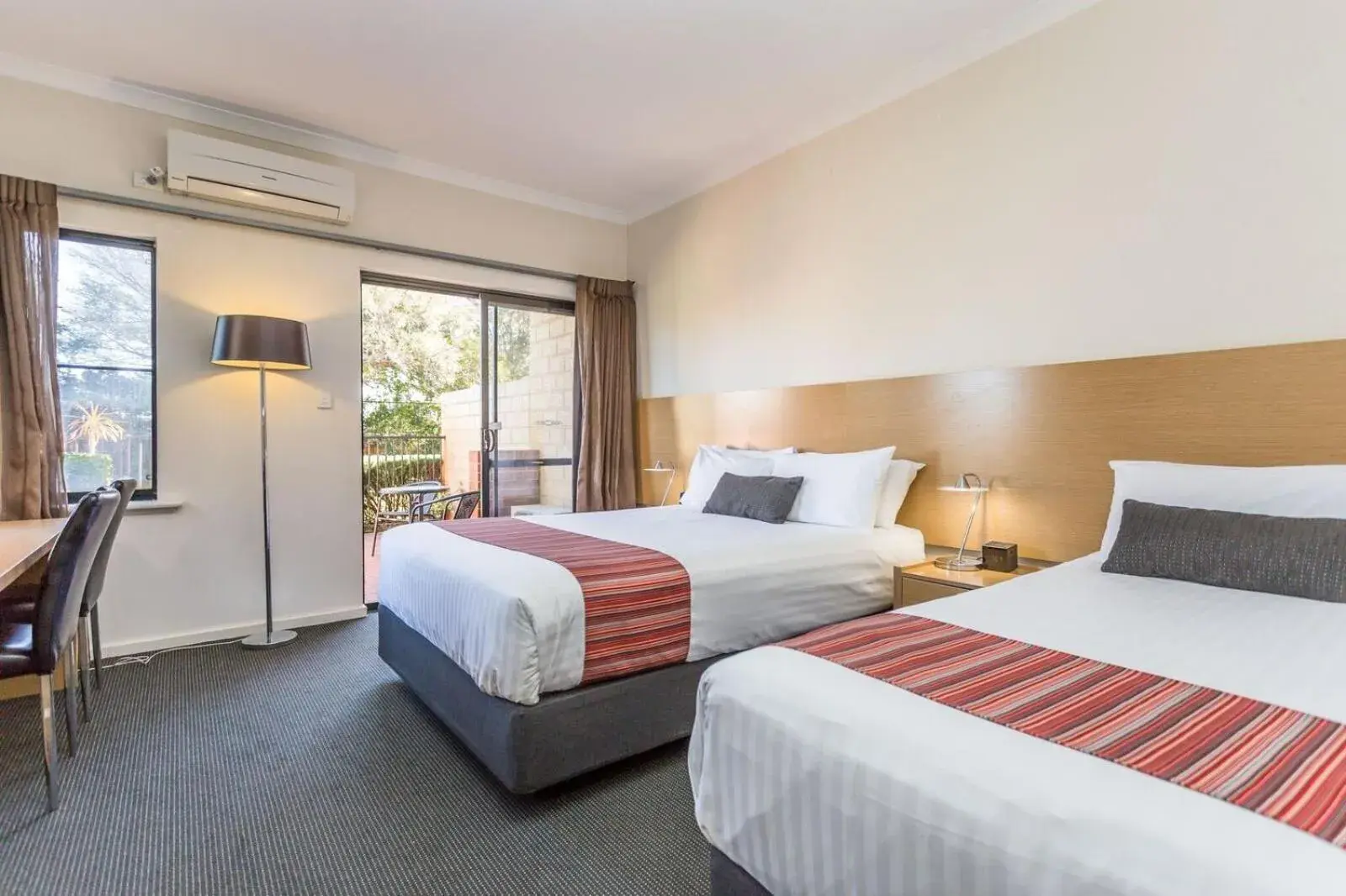 Deluxe Triple Room in Country Comfort Perth Deluxe Triple Room in Country Comfort Perth