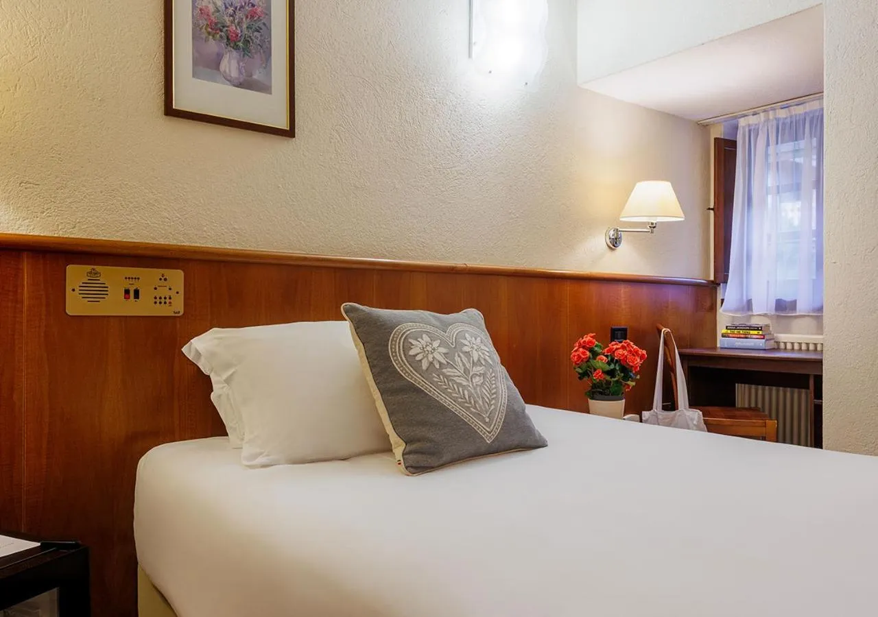 Bed in iH Hotels Courmayeur Mont Blanc