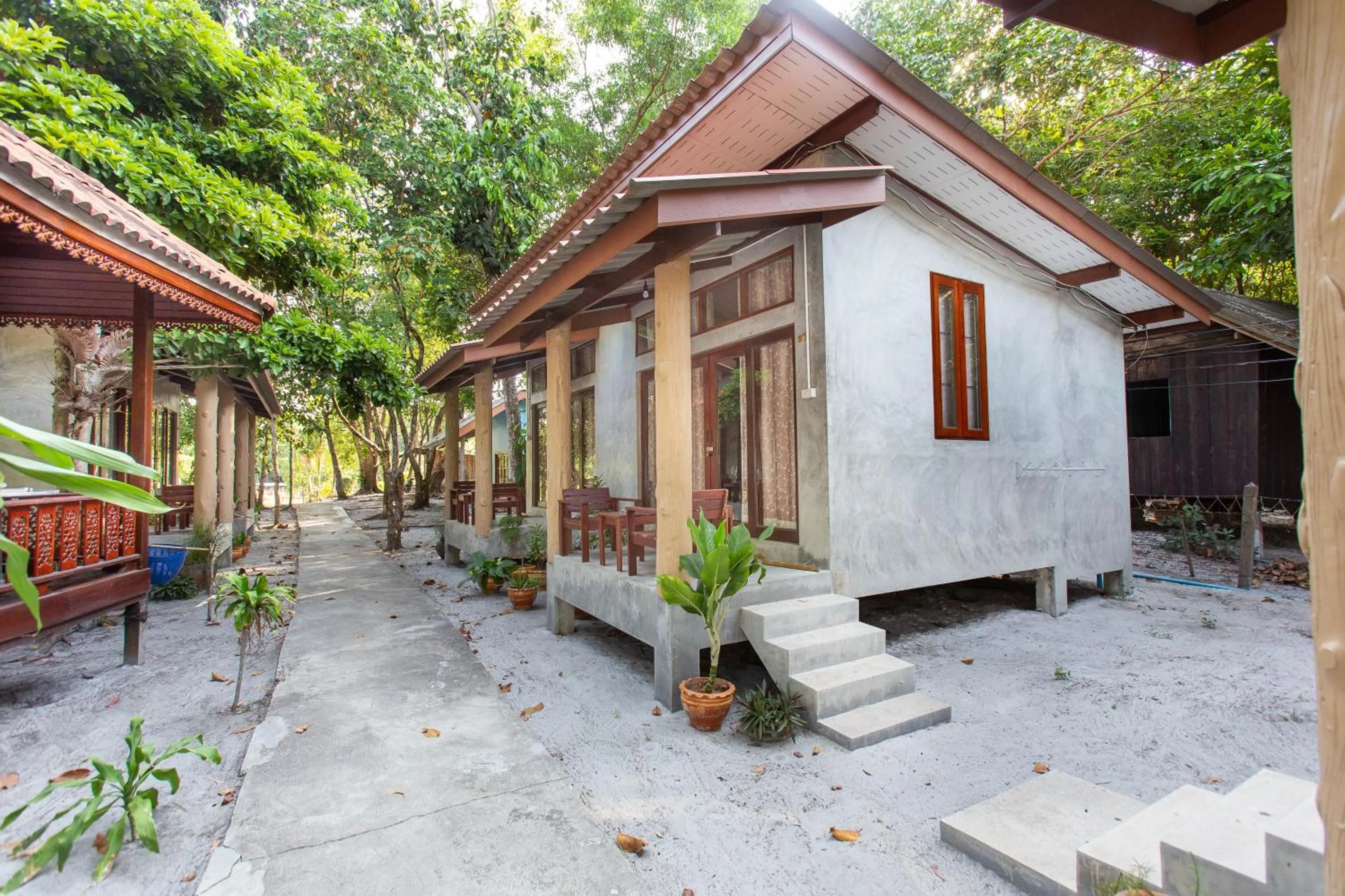 Facade/entrance in Frog Beach House