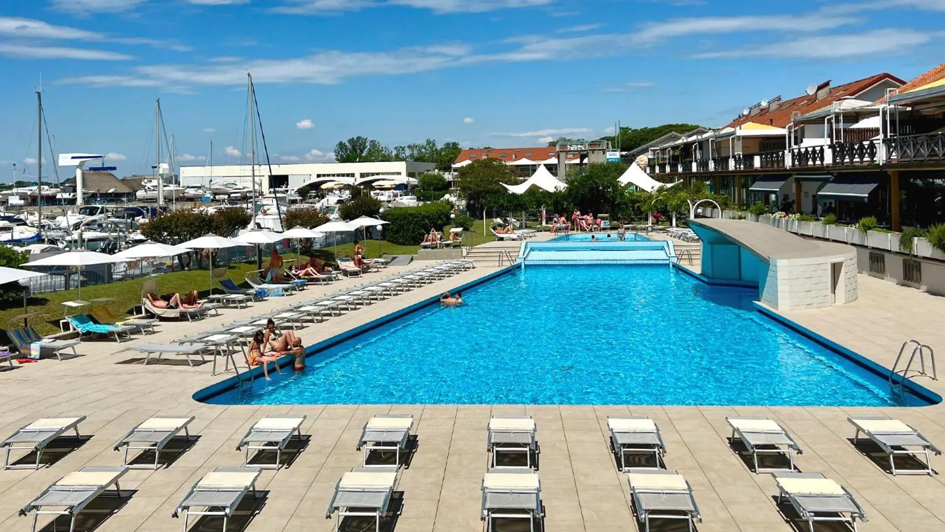Swimming pool in Hotel Marina Uno