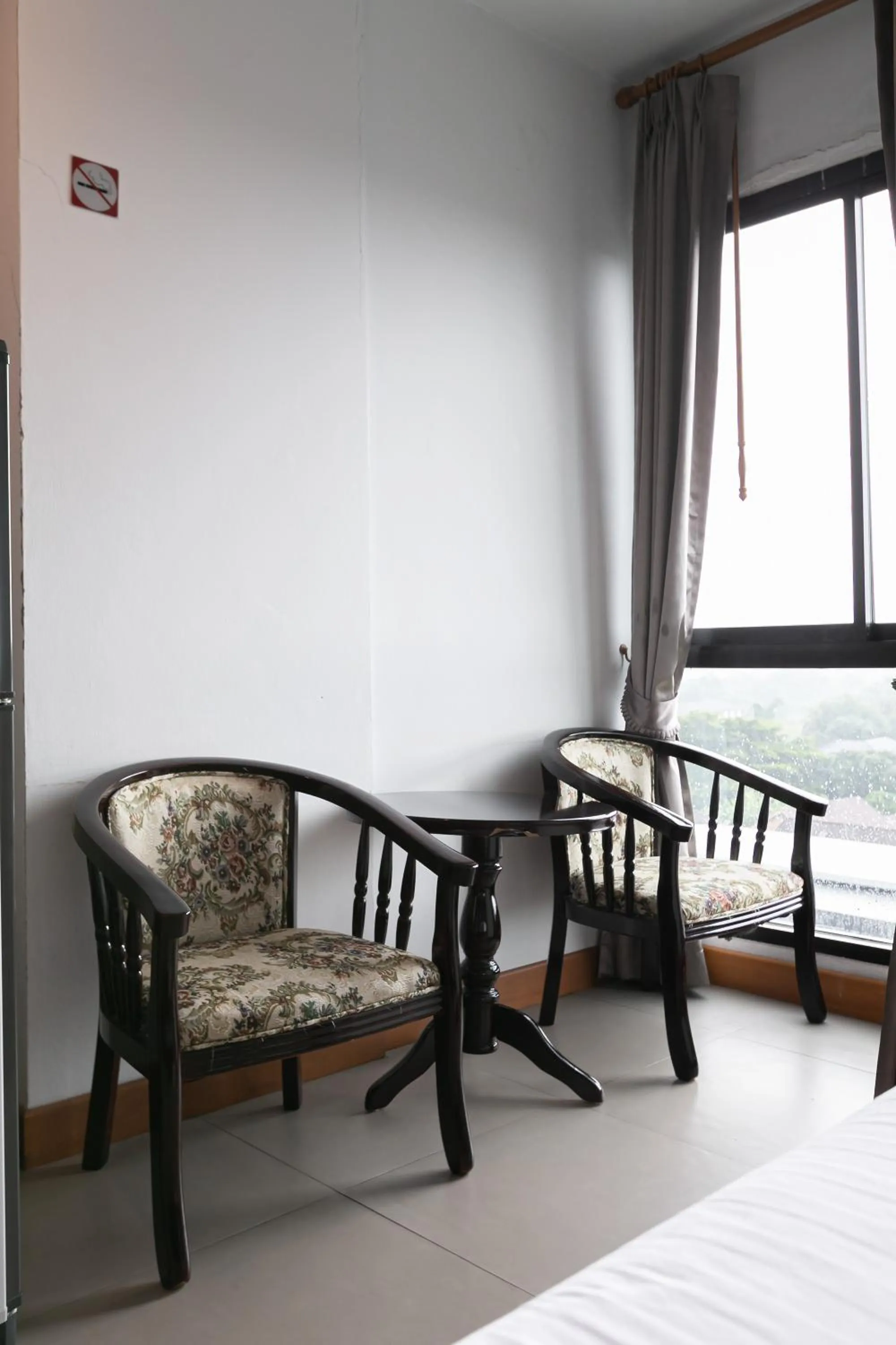 Living room, Bed in Farthai Residence