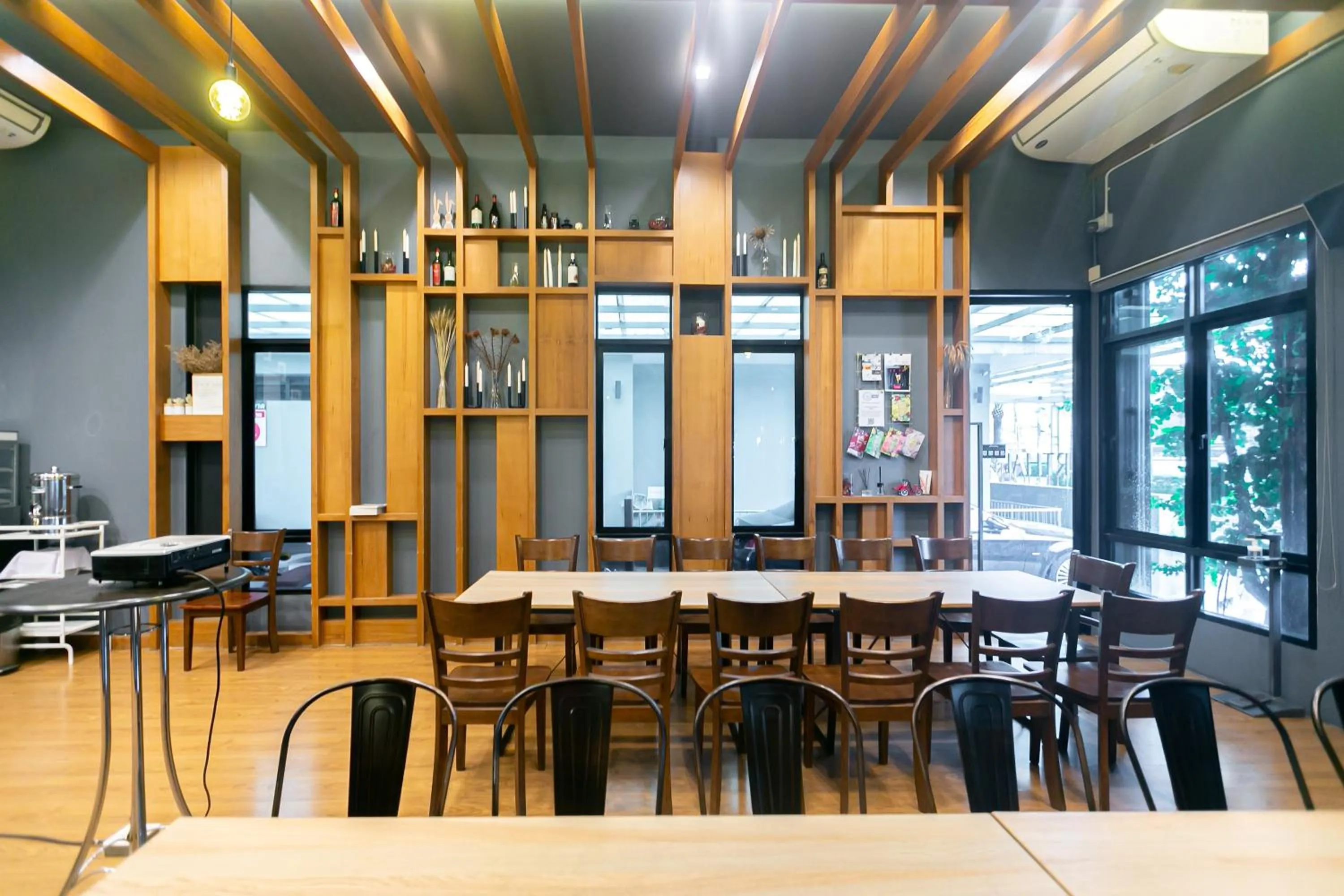 Restaurant/places to eat in Farthai Residence