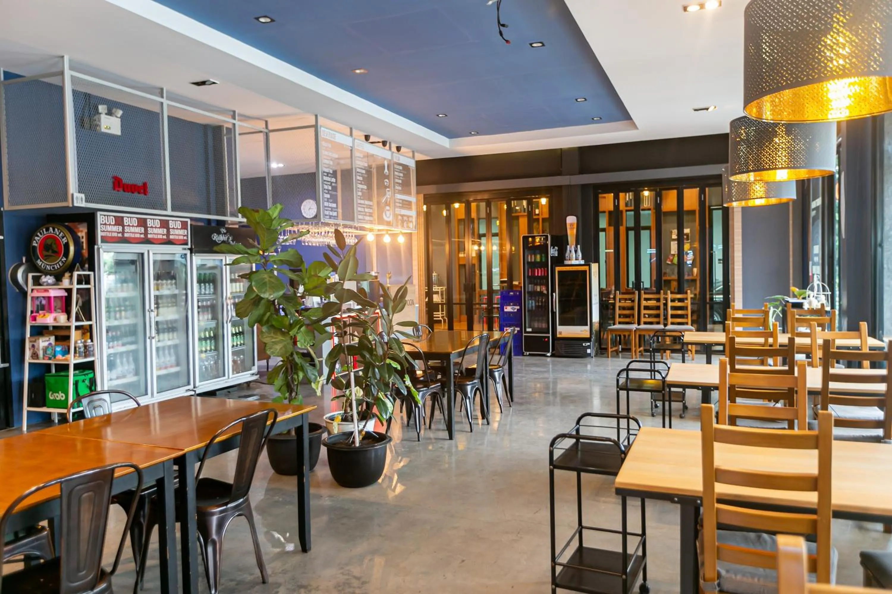 Restaurant/places to eat in Farthai Residence