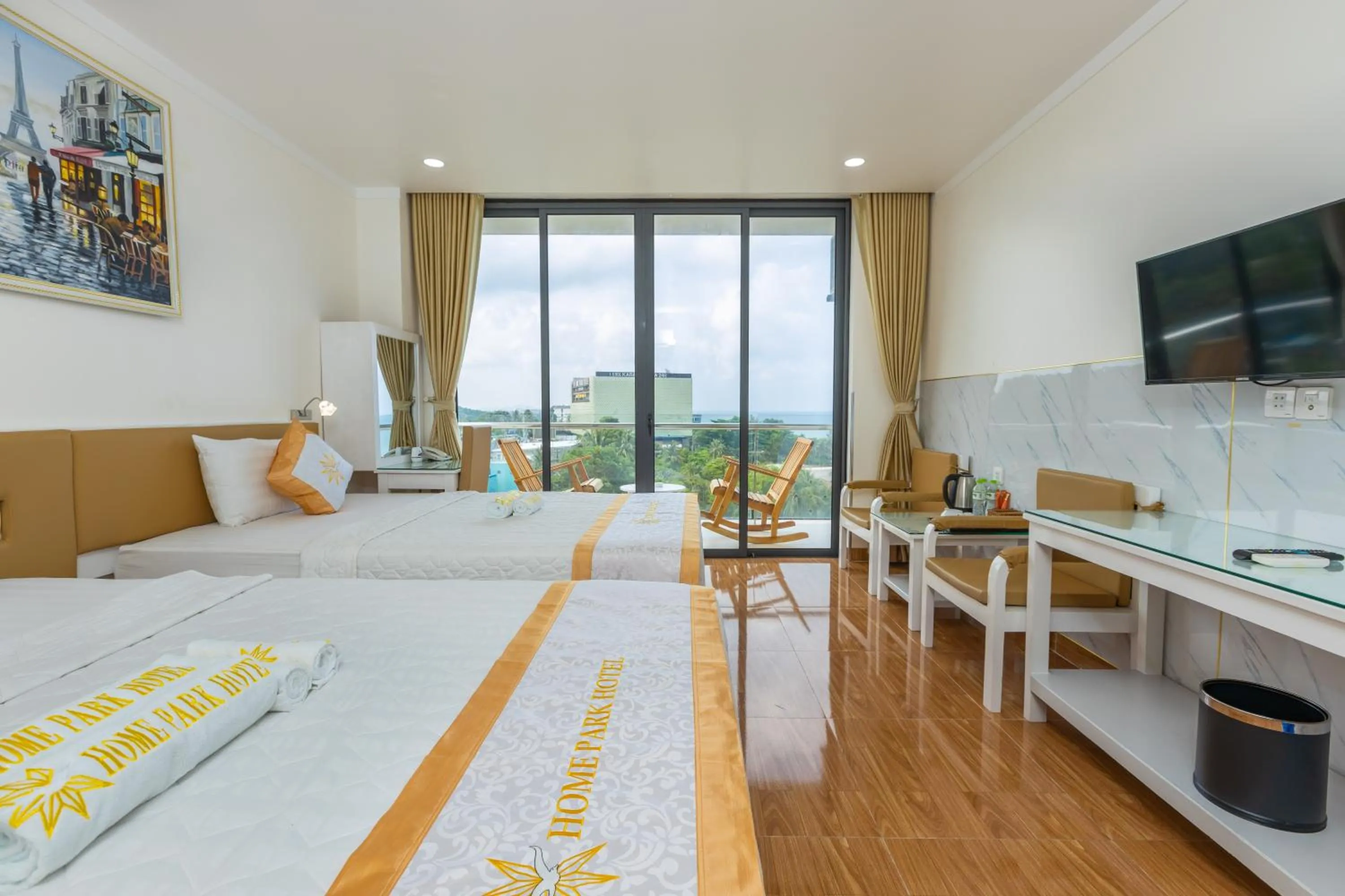 Living room, Bed in Home Park Hotel