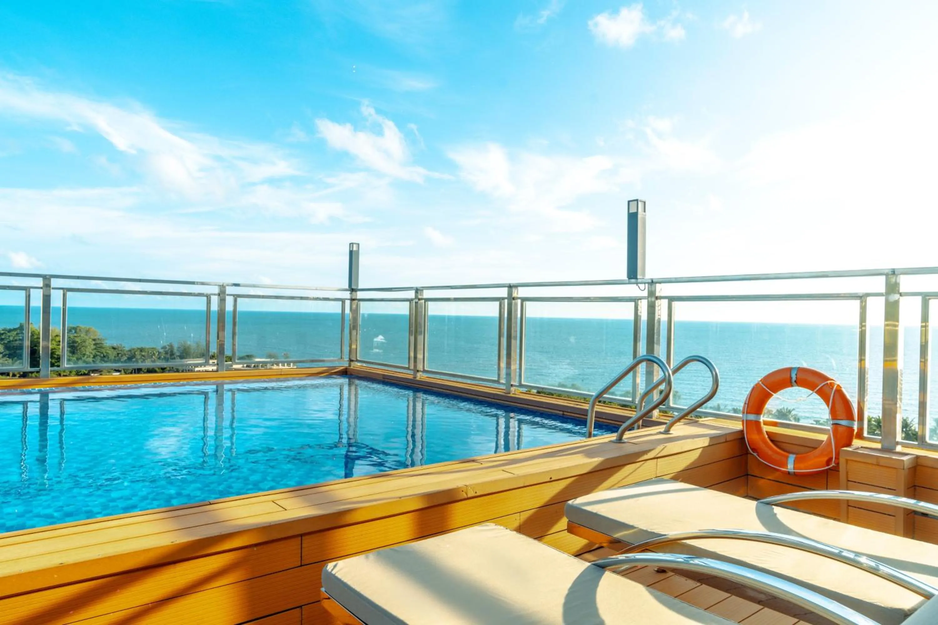 Swimming pool in Home Park Hotel