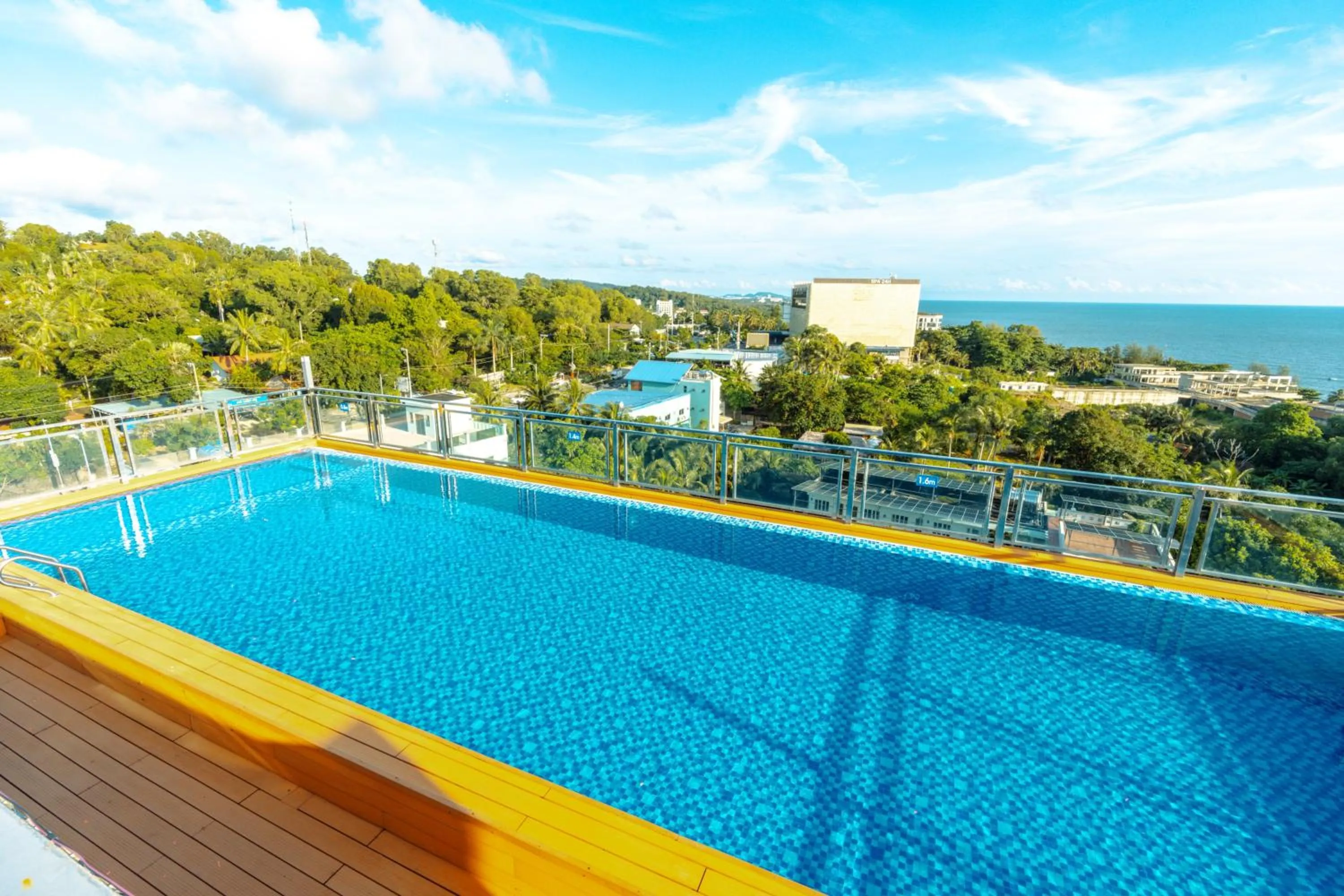 Swimming pool in Home Park Hotel