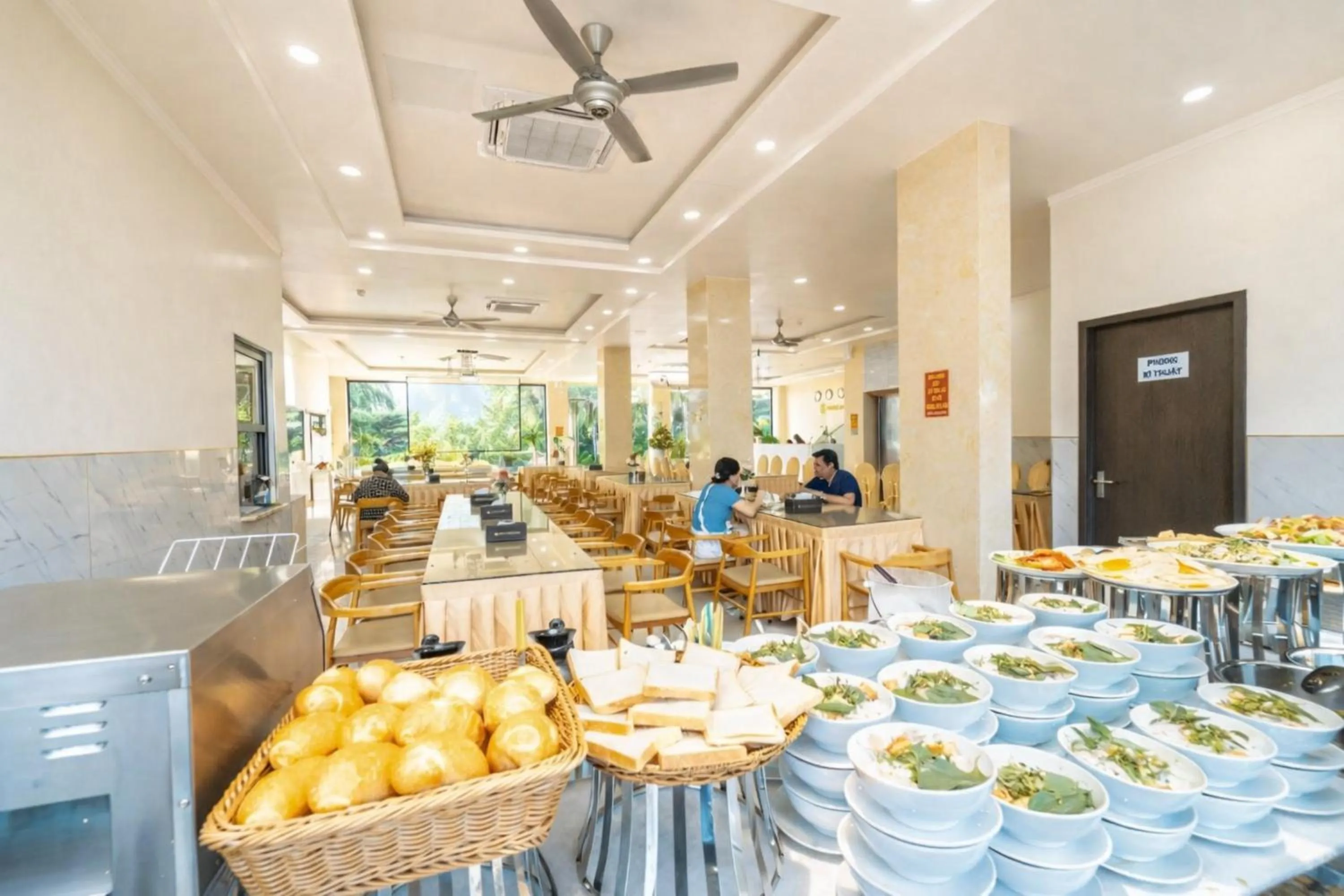 Restaurant/places to eat in Home Park Hotel