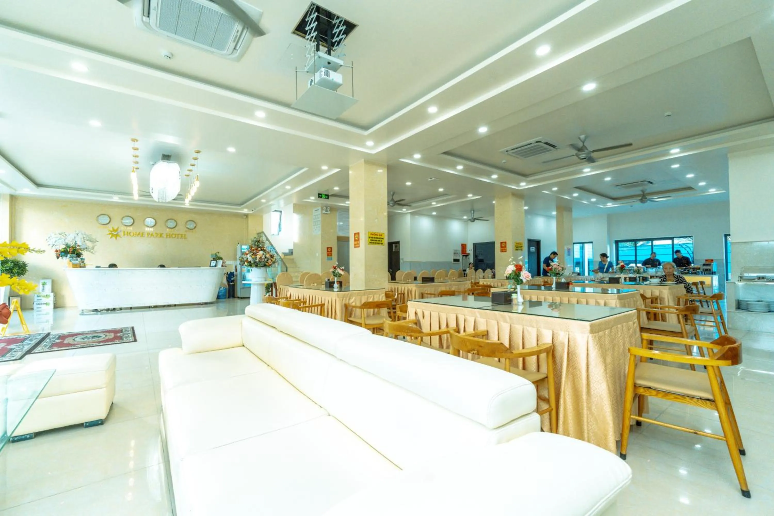 Kitchen or kitchenette in Home Park Hotel