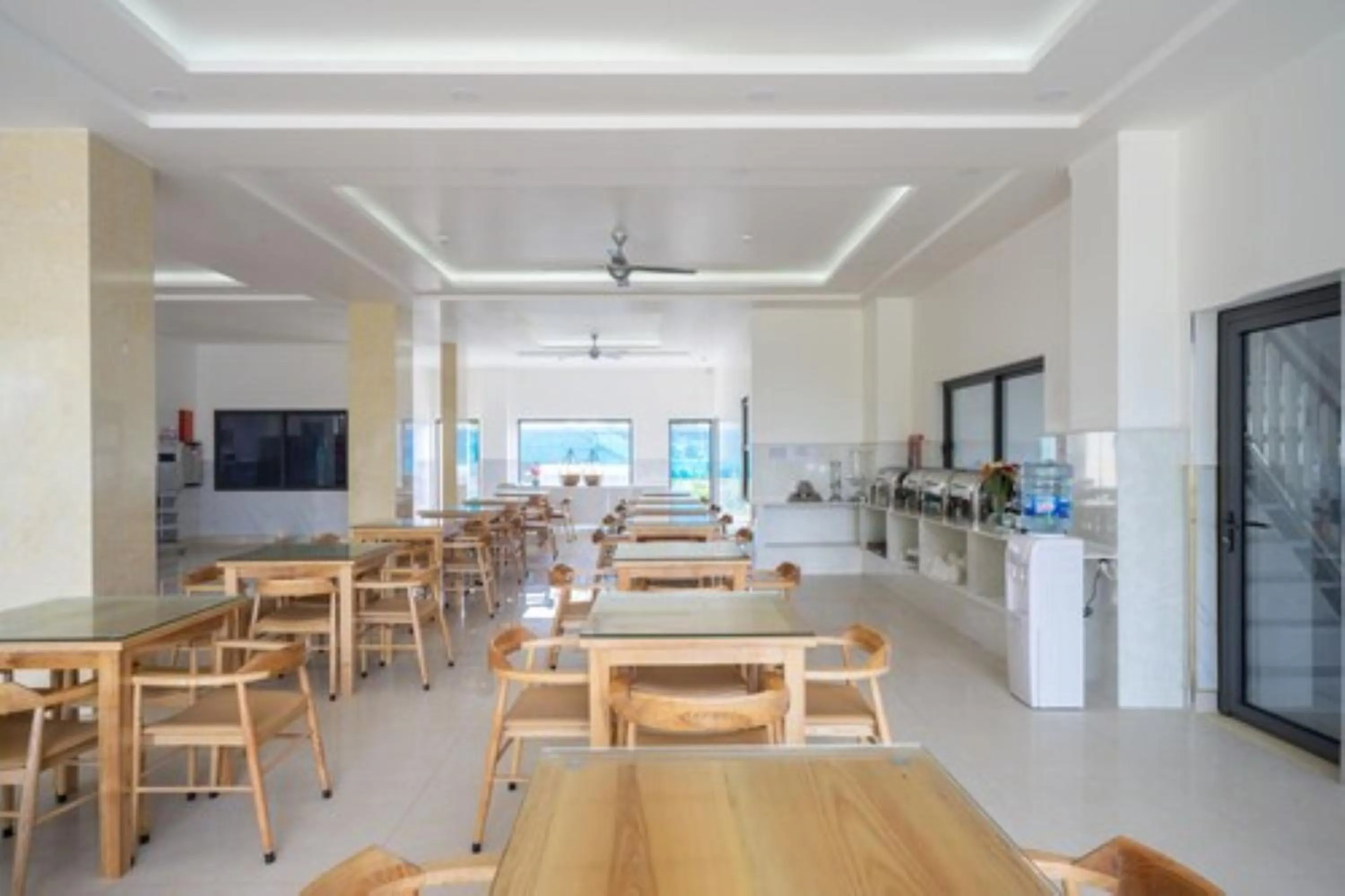 Restaurant/places to eat in Home Park Hotel