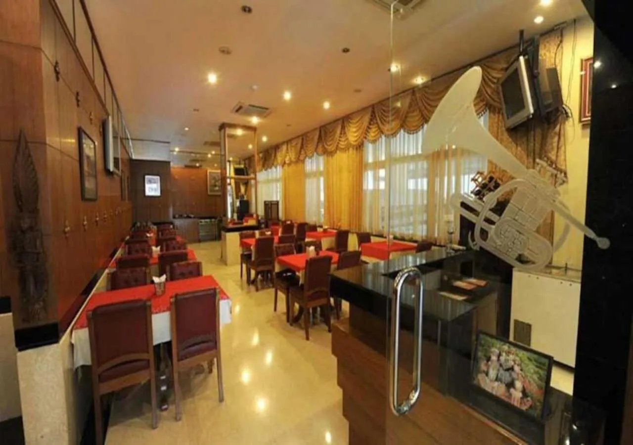 Restaurant/places to eat in Whitehouse Condotel