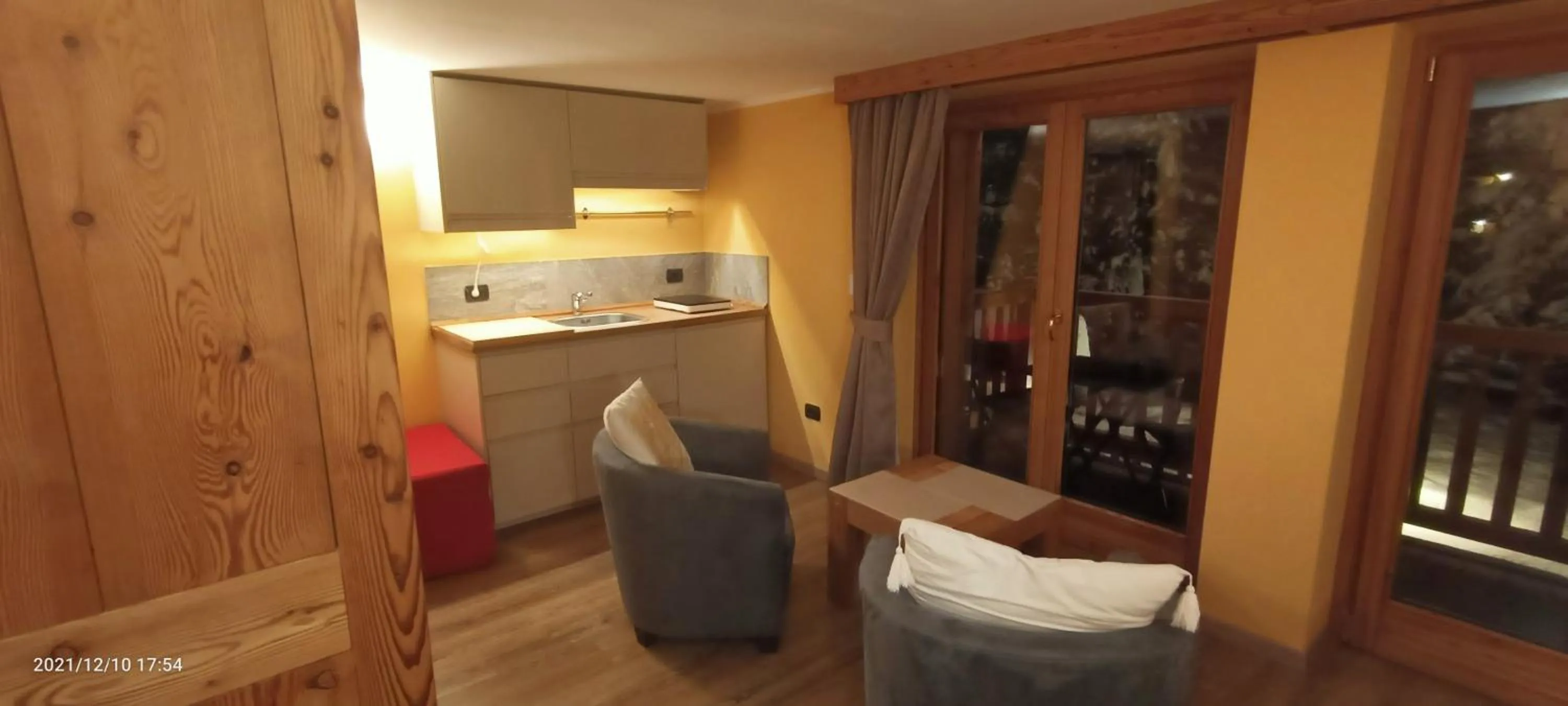 Kitchen or kitchenette in Chalet Alpina Hotel & Apartments