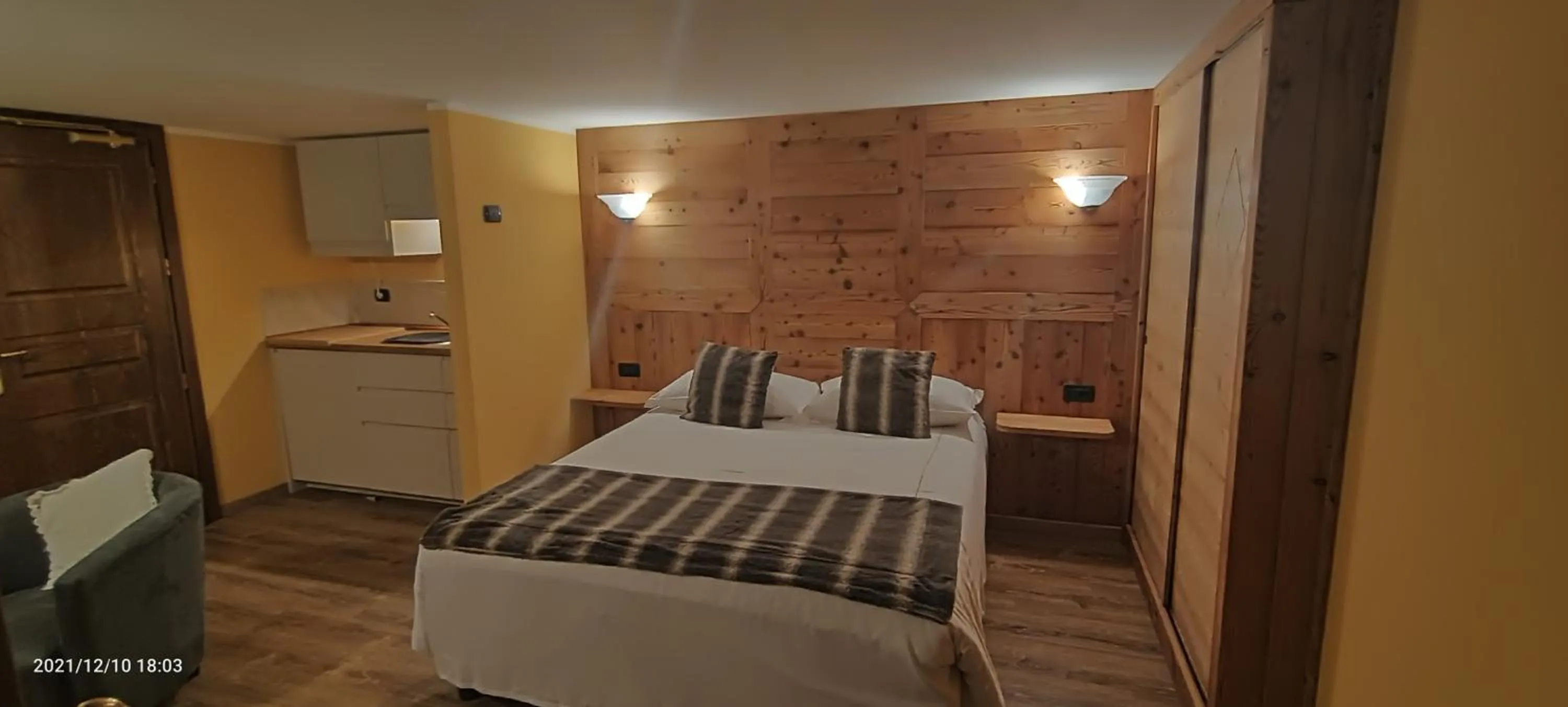Photo of the whole room, Bed in Chalet Alpina Hotel & Apartments