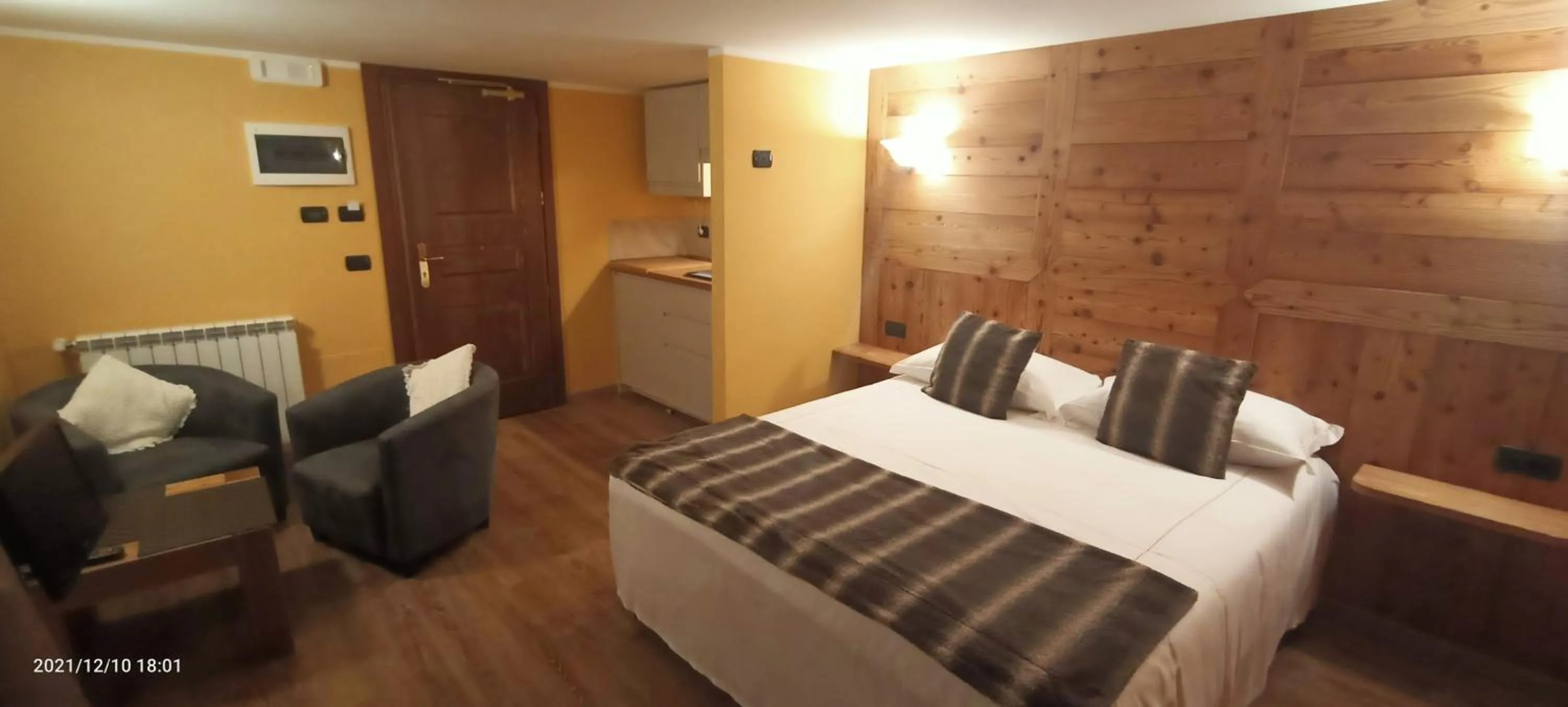 Photo of the whole room, Bed in Chalet Alpina Hotel & Apartments