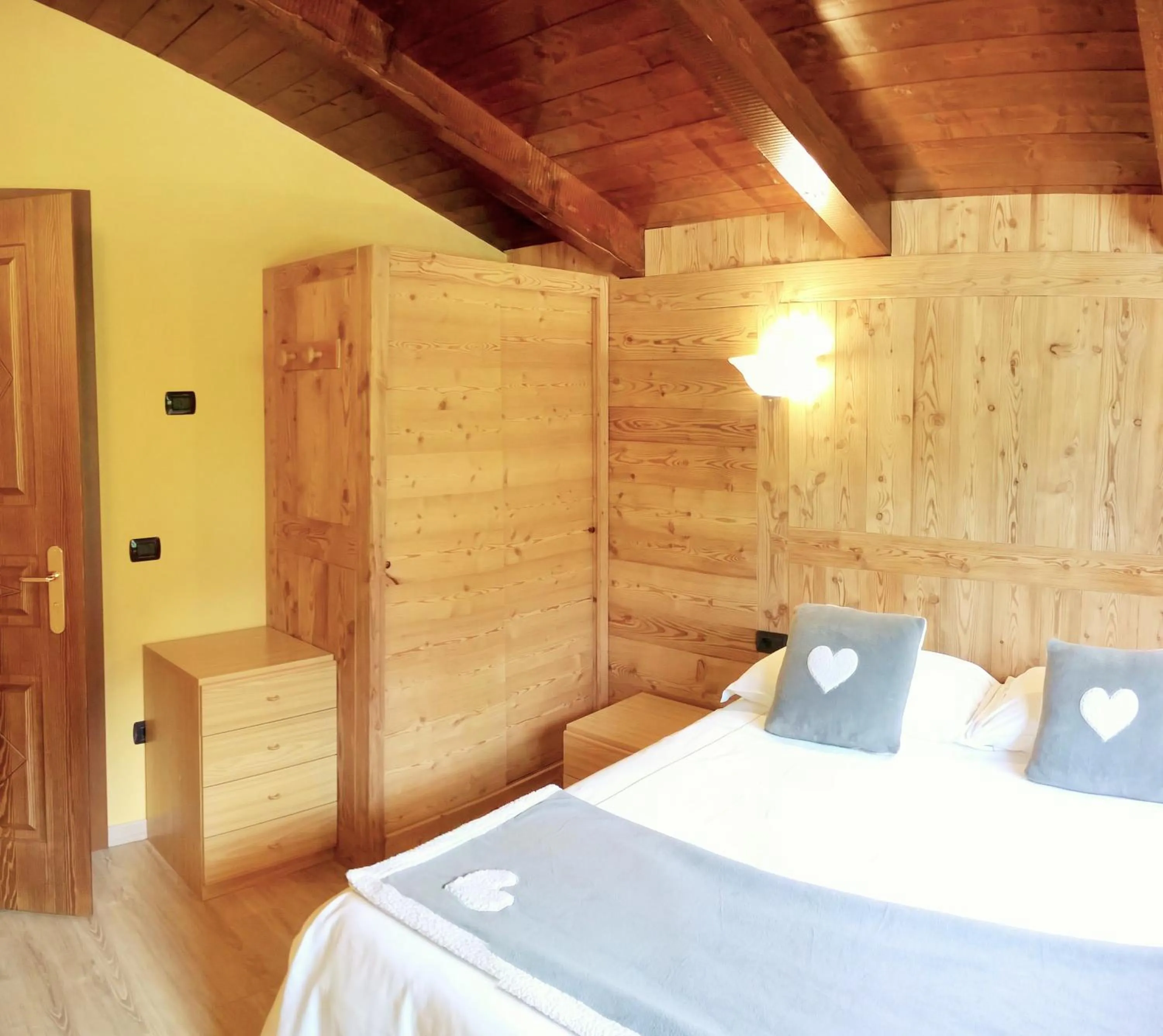 Bed in Chalet Alpina Hotel & Apartments