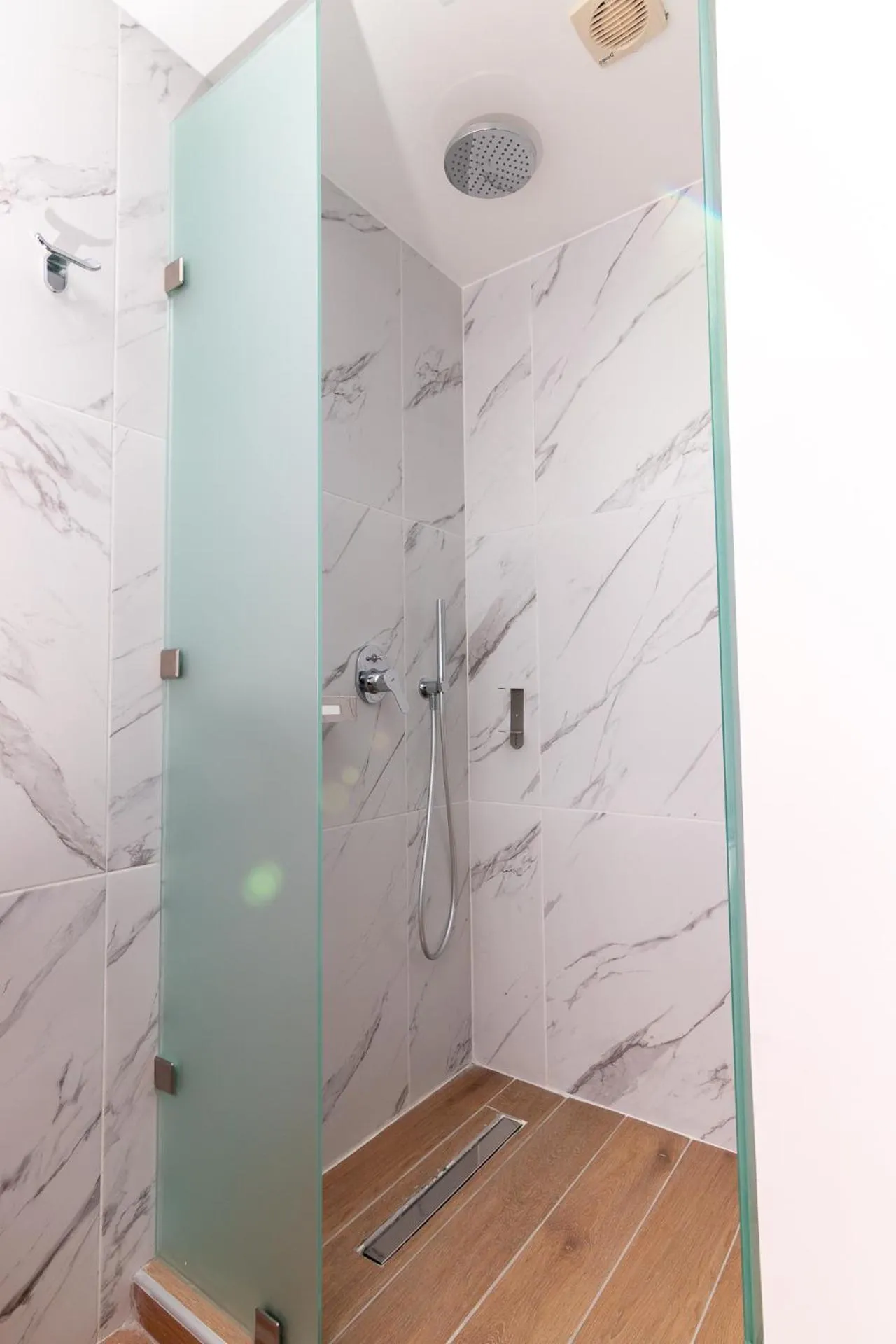 Shower in Dunlin Hotel