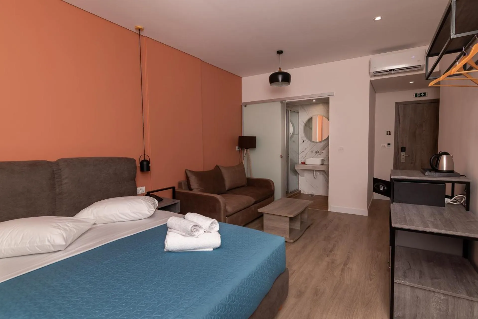 Photo of the whole room, Bed in Dunlin Hotel