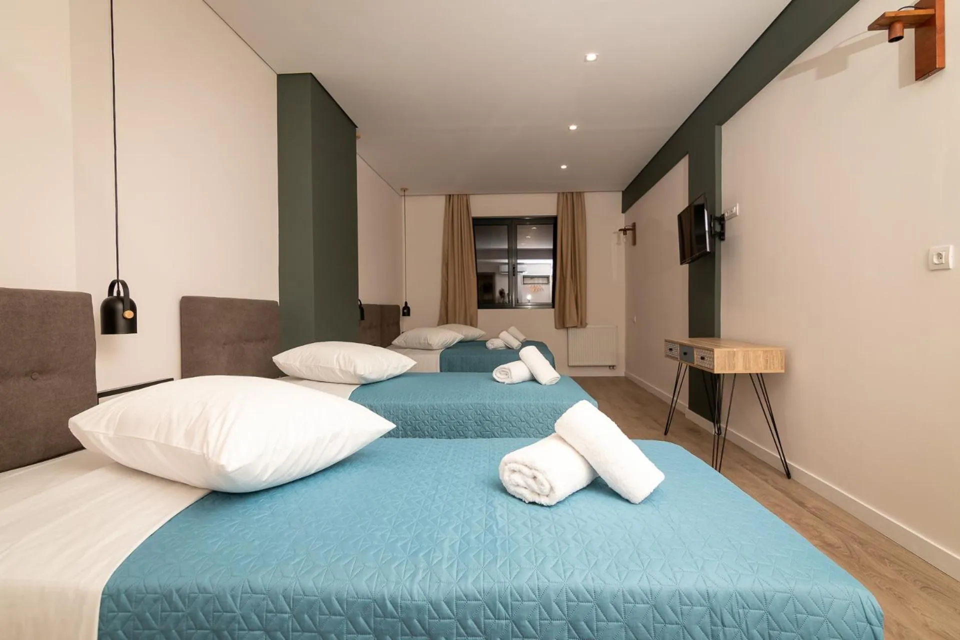 Photo of the whole room, Bed in Dunlin Hotel