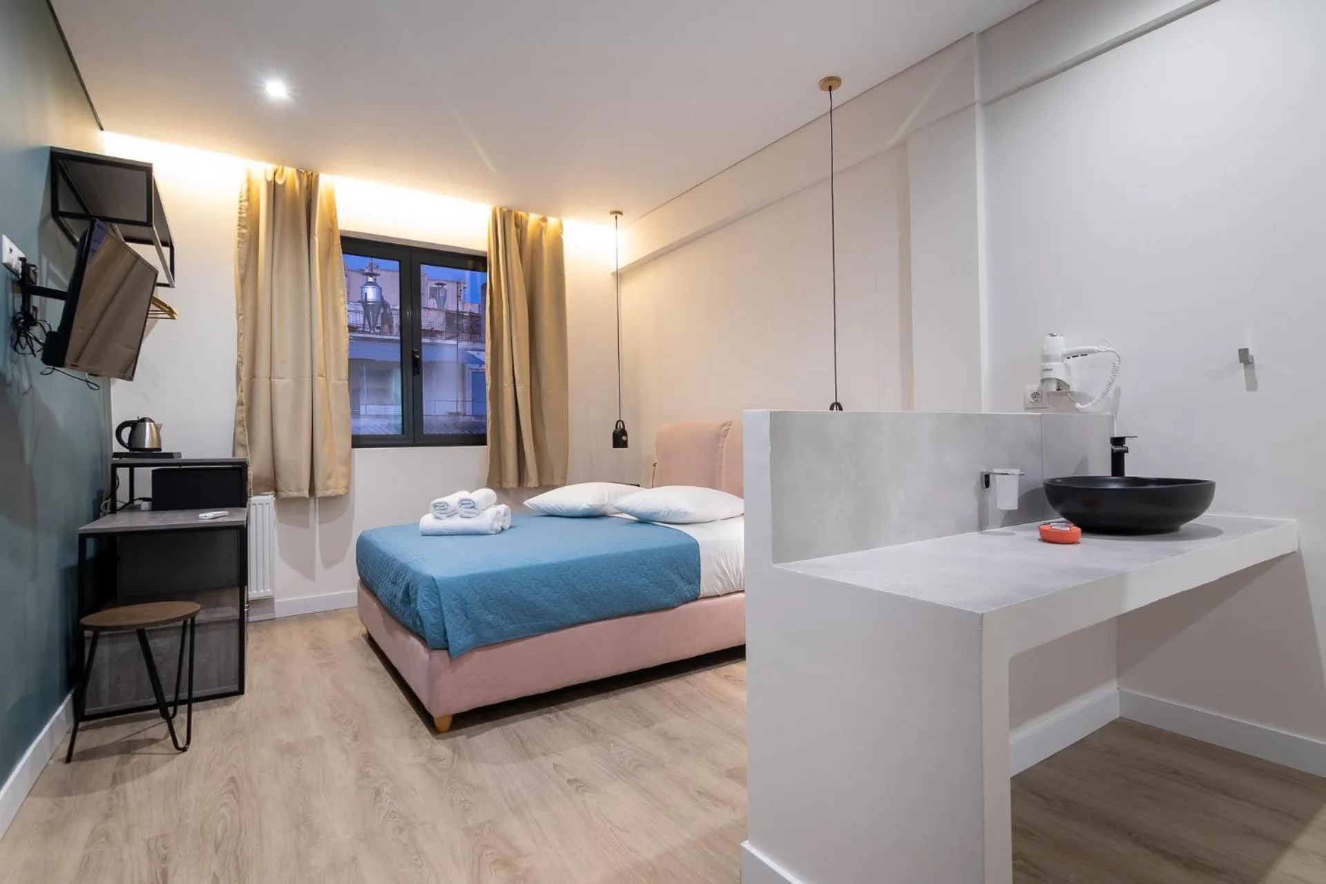 Photo of the whole room, Bed in Dunlin Hotel