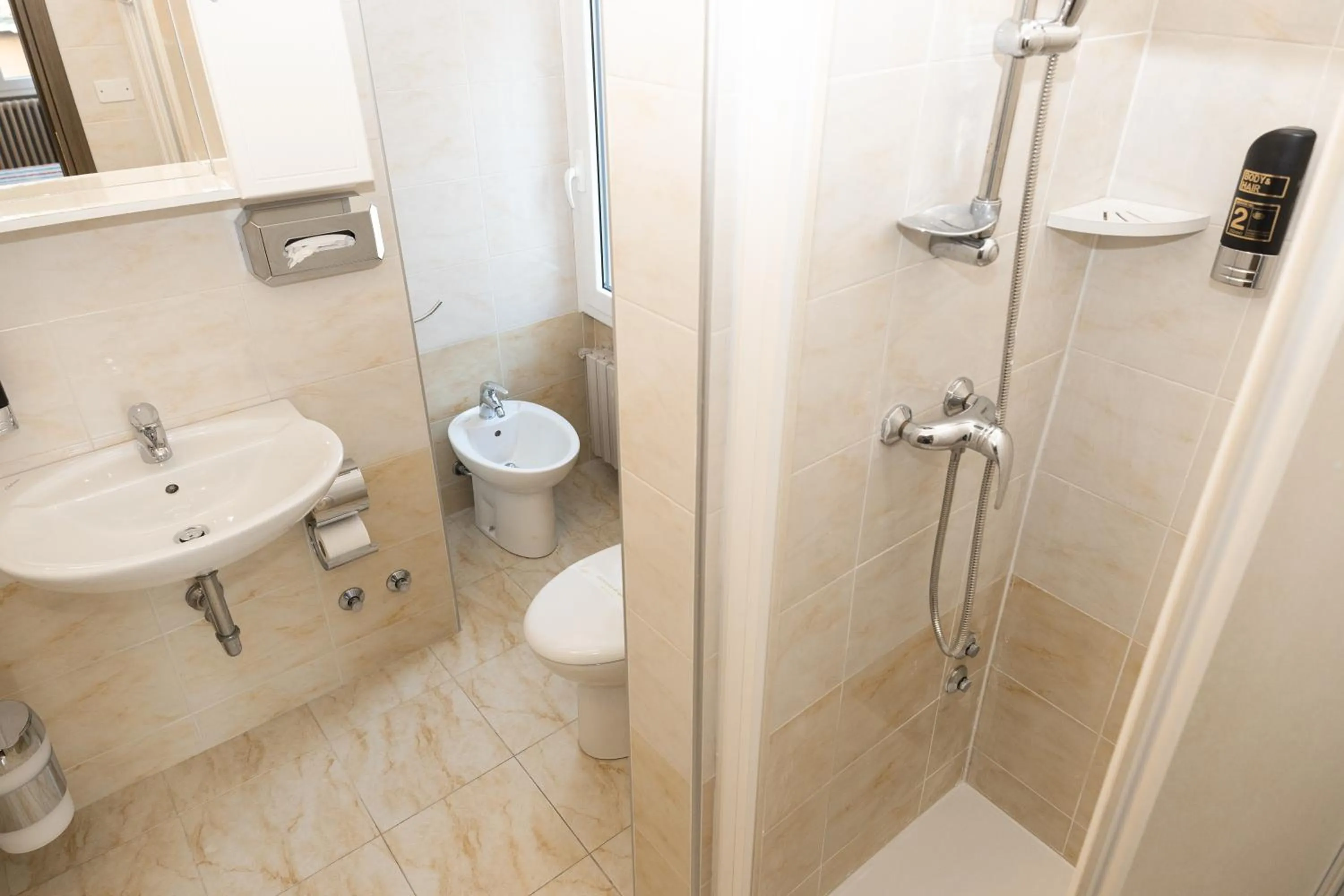 Shower in Hotel Astoria