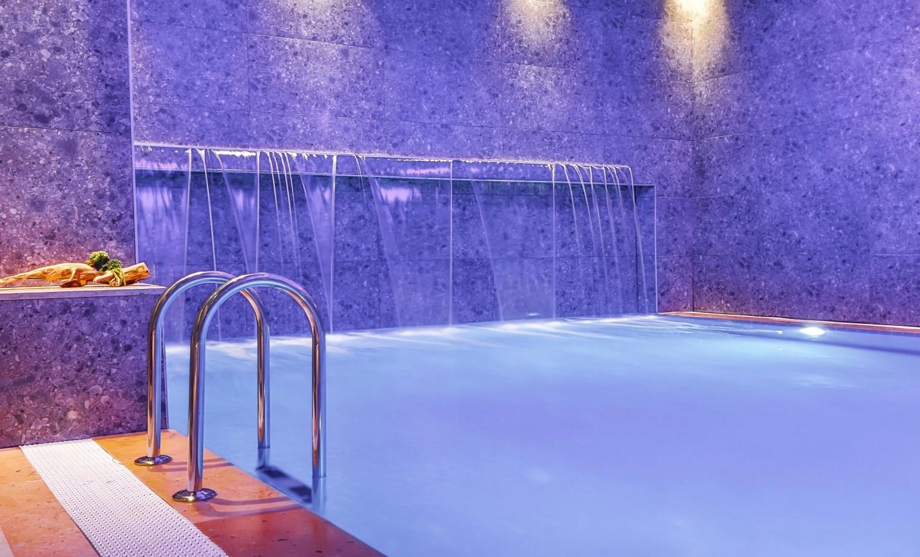 Swimming pool in Dedeman Kartepe Kocaeli